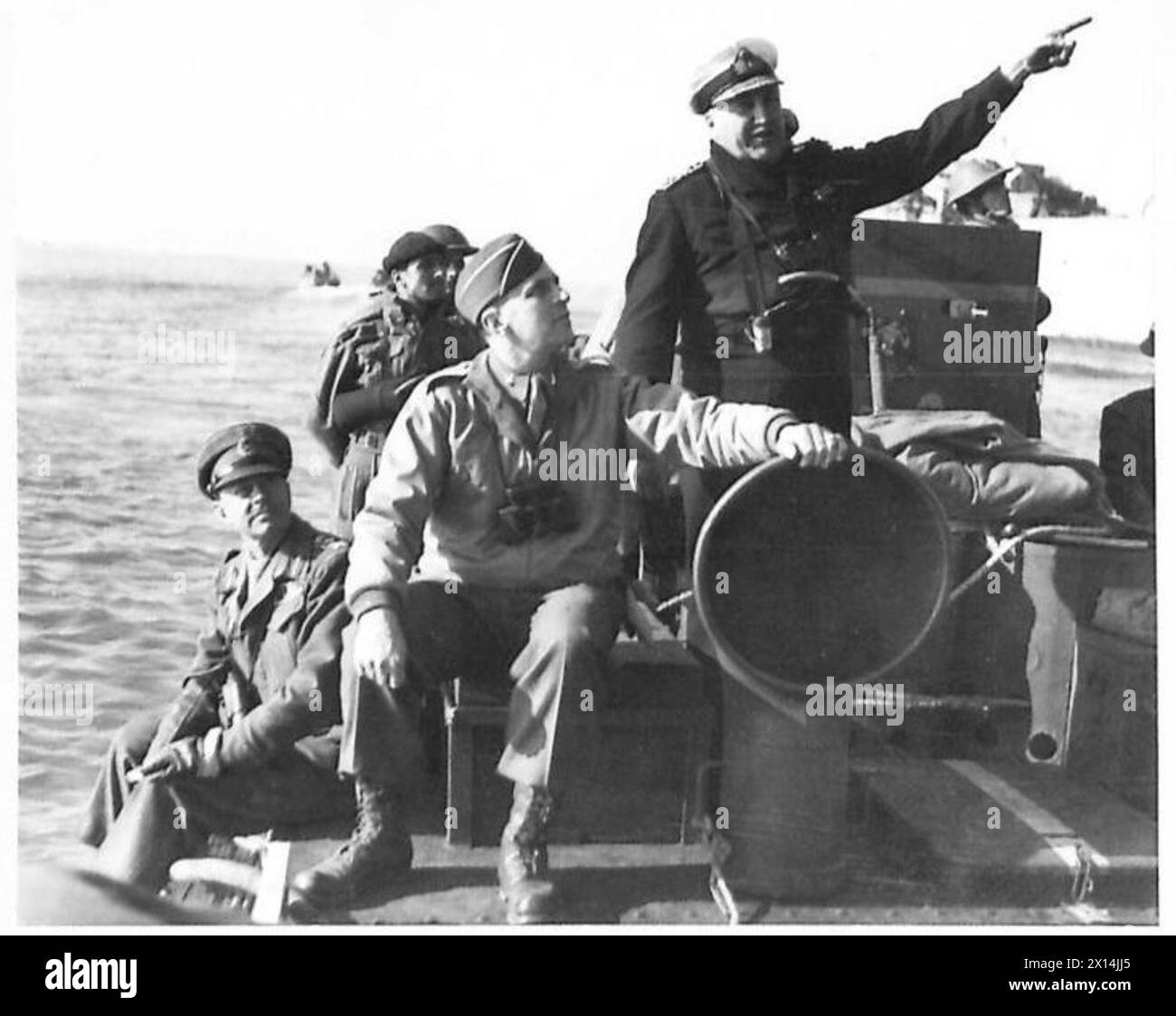 Il generale Alexander e l'ammiraglio Troubridge sbarcano a terra durante un nuovo sbarco alleato a sud di Roma, mentre il personale dell'esercito britannico partecipa all'operazione. Foto Stock