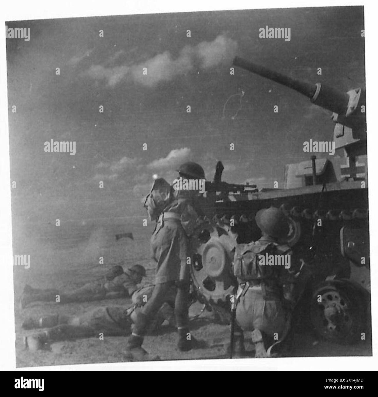 Un'anziana rifugiata polacca e suo nipote assistono ad una performance in un campo in Persia nel 1942, dove gli sfollati venivano curati nei campi di transito prima di unirsi ai servizi militari o civili. Foto Stock