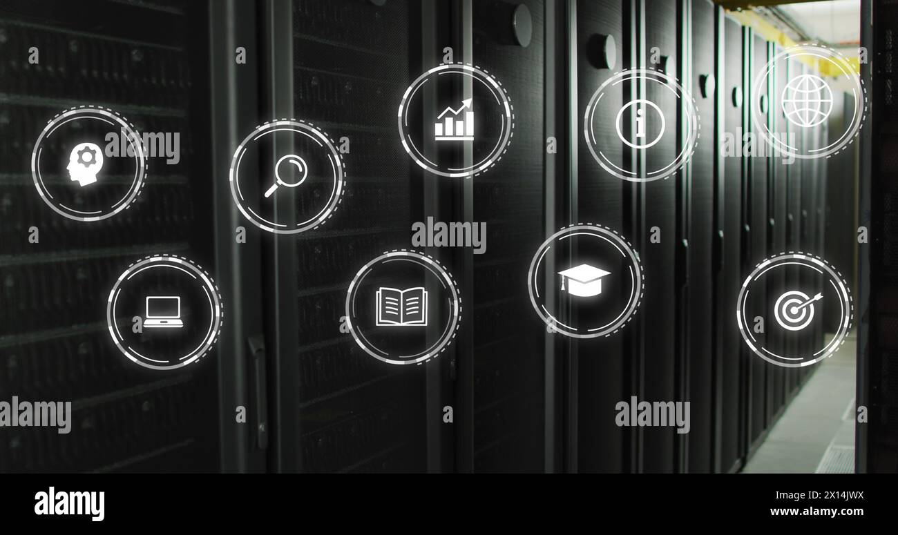 Reti con icone aziendali, multimediali e didattiche che elaborano i dati in una sala server Foto Stock