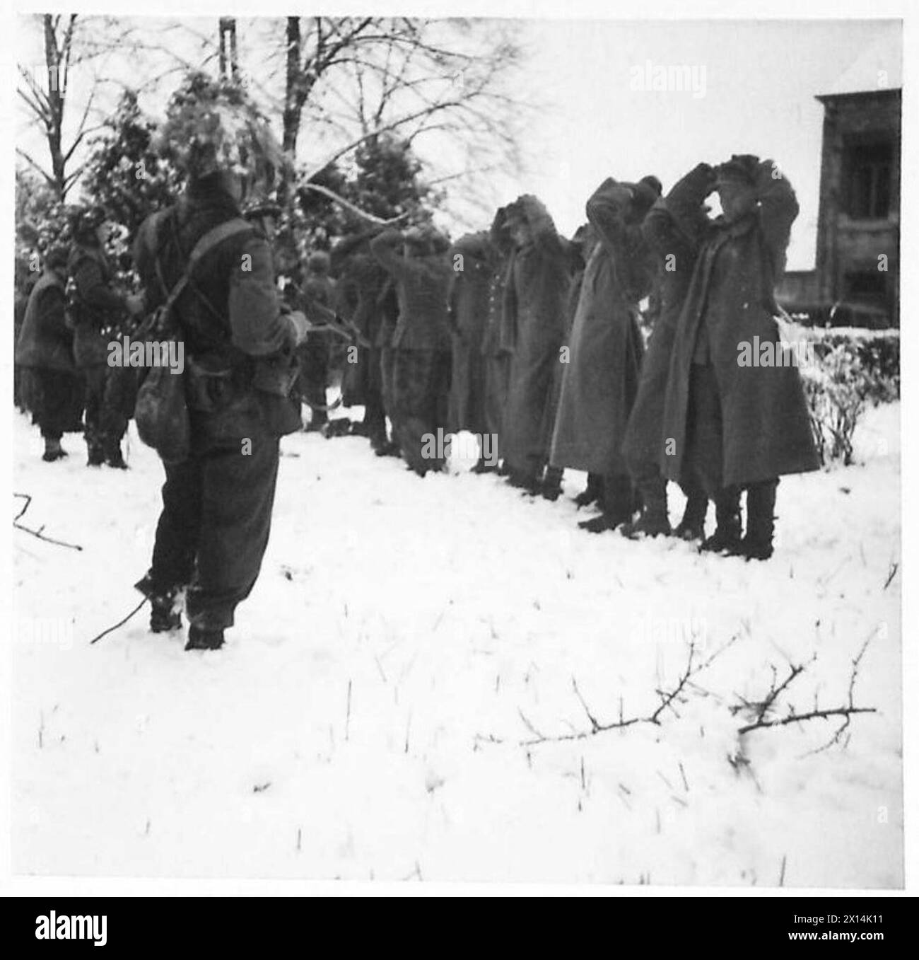Barker privato del 1st Battalion Oxford e Bucks Regiment sorvegliano i prigionieri tedeschi al quartier generale del Battaglione, nelle Marche, durante le operazioni del 21st Army Group. Foto Stock
