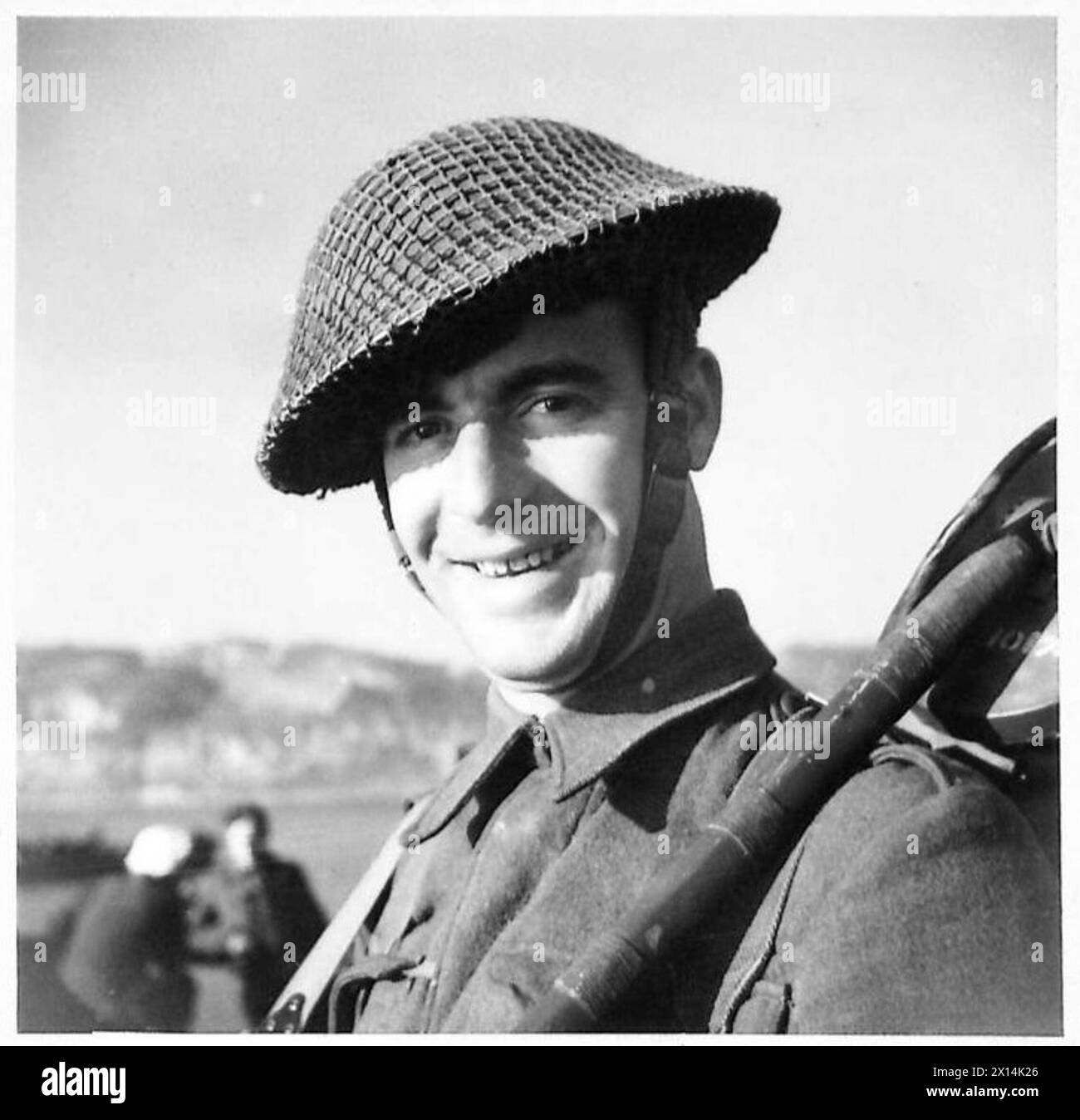 Il sergente V.A. Hodgkins dei Royal Engineers partecipa ad un'operazione di sbarco alleato a sud di Roma, in Italia, durante la seconda guerra mondiale Foto Stock