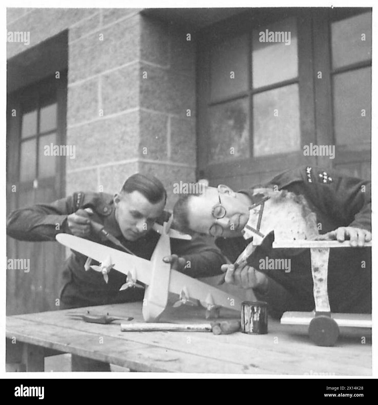 Il personale della R.A.M.C. e i pazienti creano e dipingono un cavallo giocattolo e un modello di idrovolante per regali di Natale durante le attività ospedaliere della British Army. Foto Stock