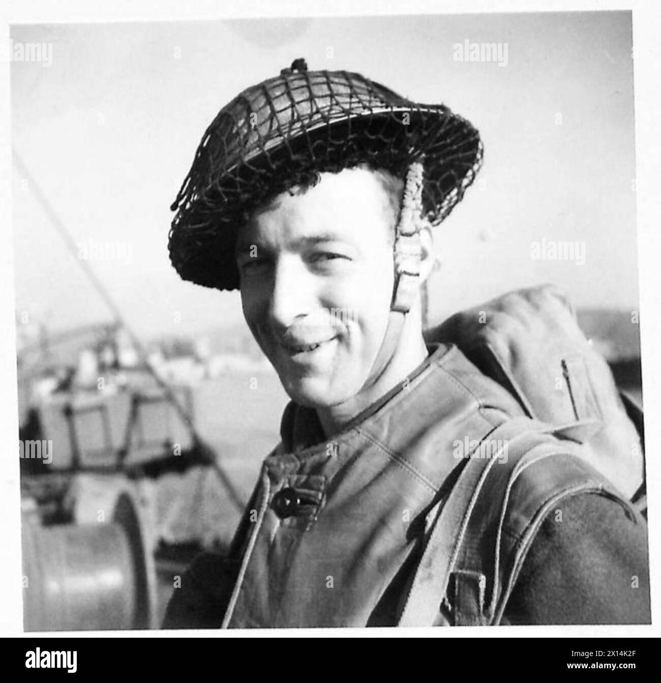 Il sergente L. Edwards della Royal Signals partecipa ad una nuova operazione di sbarco alleato a sud di Roma sotto il comando dell'esercito britannico. Foto Stock