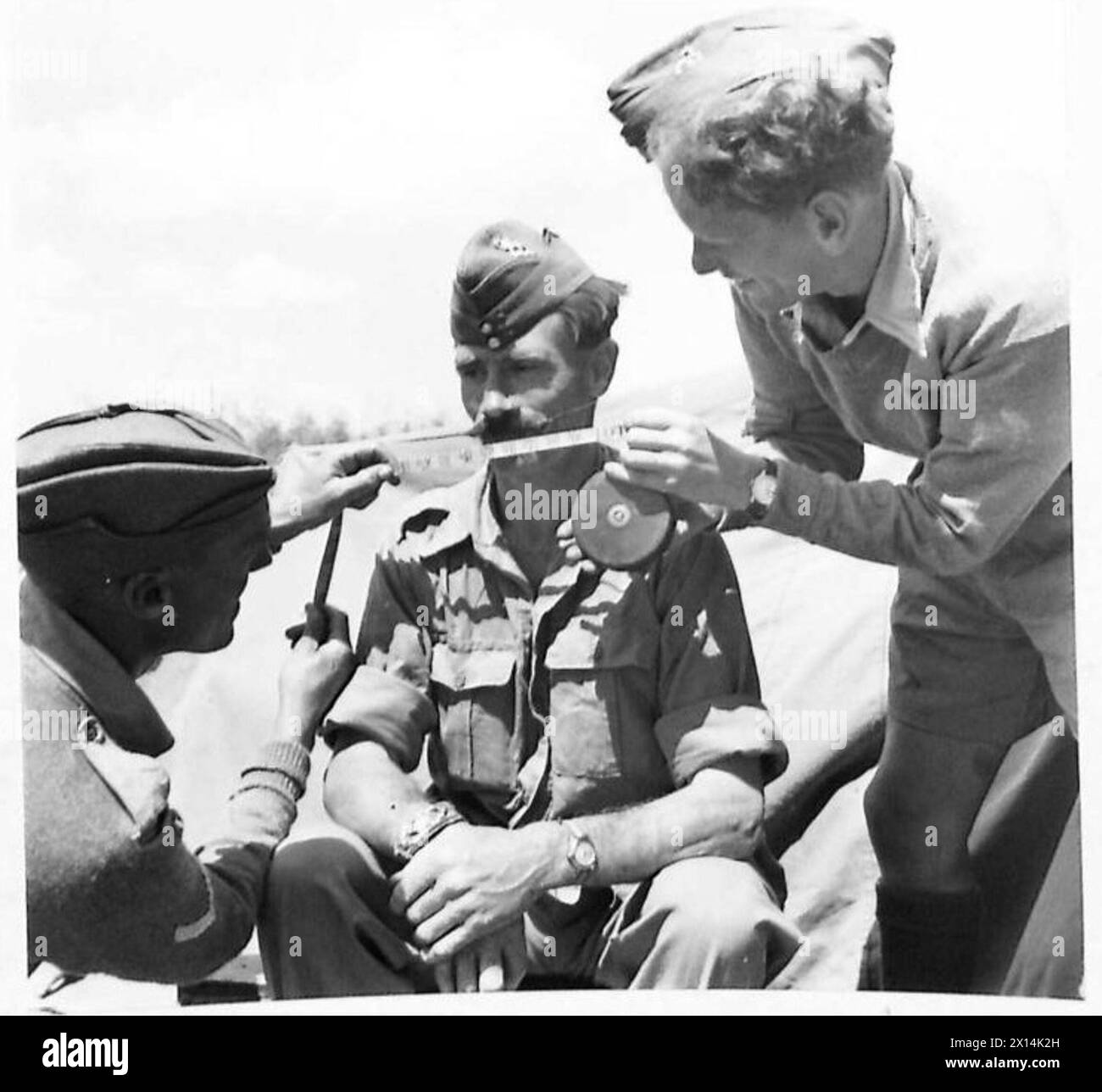 R.Q.M.S. Arthur Brittain del Kent, un soldato regolare con 16 anni di servizio all'estero, è noto per i suoi baffi da 11 pollici. I soldati del 1st Battalion Buff Regiment controllano la crescita settimanalmente, riconoscendolo come un record unico all'interno dell'8th Army. Foto Stock