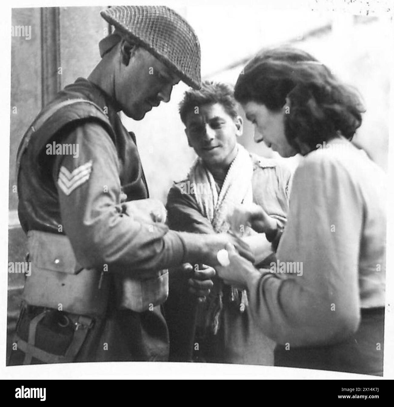 Una donna locale a Scafati tratta le ferite dei soldati "feriti a piedi" durante le operazioni dell'esercito britannico in Nord Africa, Sicilia, Italia, Balcani e Austria tra il 1942 e il 1946. Foto Stock