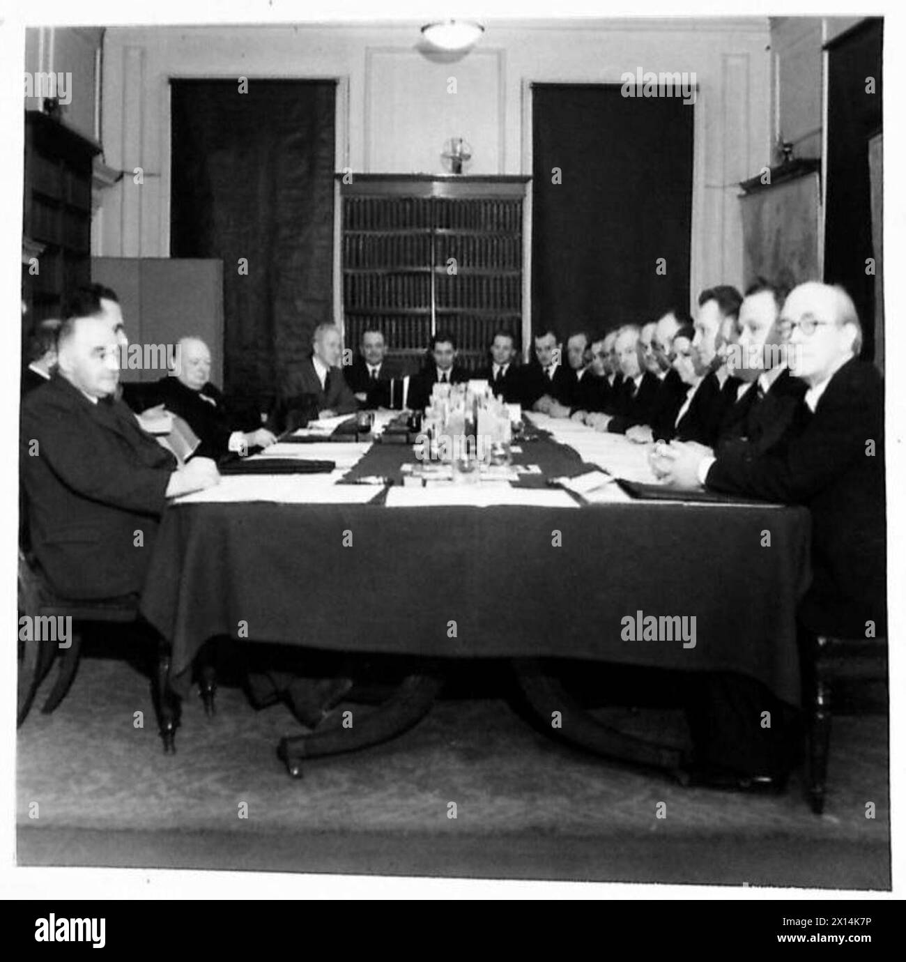 Churchill incontra i delegati sindacali russi in un ambiente formale durante un impegno dell'esercito britannico. Foto Stock