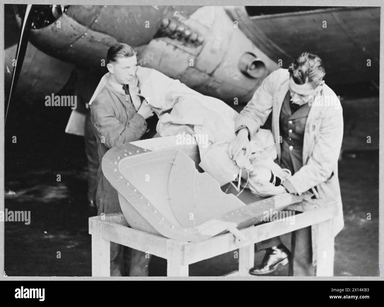 CON LA ROYAL AIR FORCE SUL FRONTE INTERNO NELL'ESTREMO NORD - Una precauzione necessaria per gli aerei che volano continuamente in ricognizione sul mare. La barca pieghevole è in volo e imballata per garantire la navigabilità della Royal Air Force Foto Stock