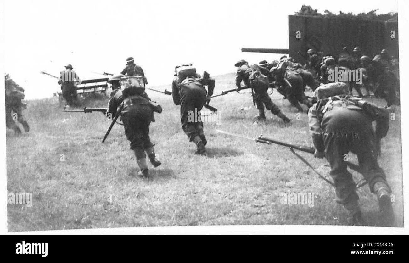 Il personale dell'esercito britannico avanza sulle cime delle scogliere come parte delle operazioni di difesa costiera sulla costa orientale. Foto Stock