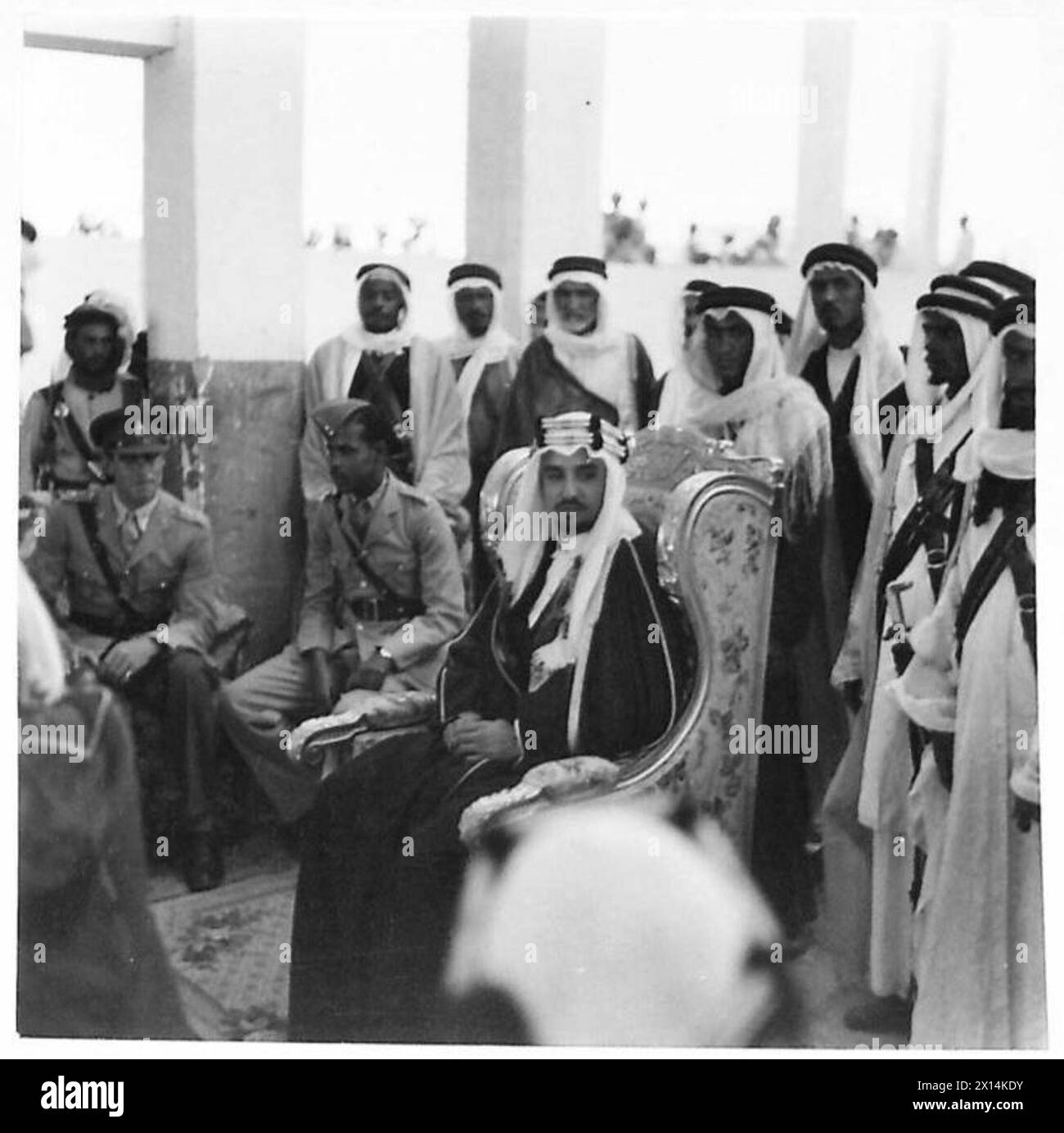 L'Emiro Mansur bin 'Abd al-'Aziz ascolta il discorso d'addio del Governatore durante il suo tour ufficiale a Gedda. Foto Stock