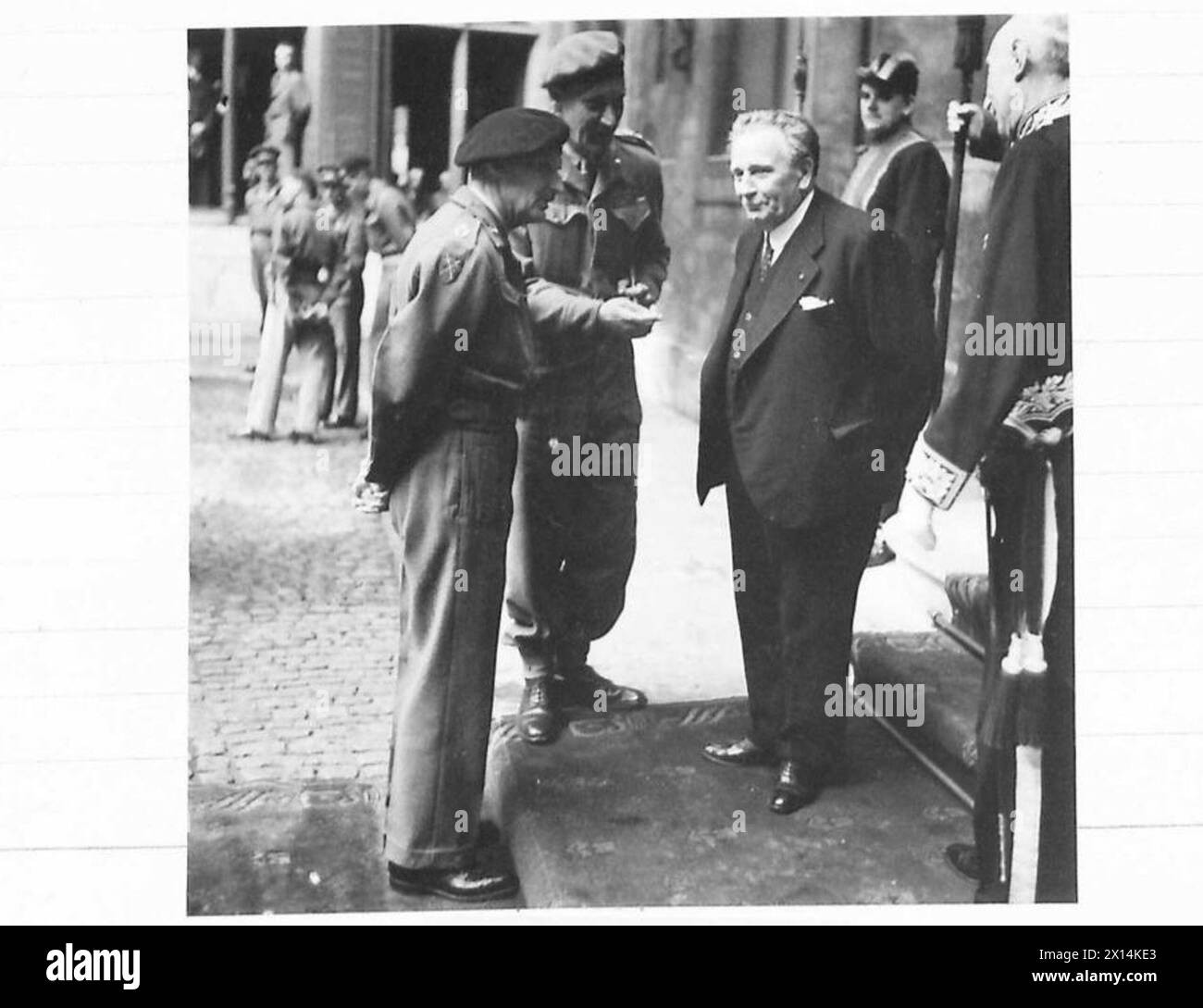 Il feldmaresciallo Montgomery incontra Burgomaster Van de Meule Broack all'arrivo all'Hotel de Ville di Bruxelles, osservando le formalità e l'amministrazione locale. Foto Stock