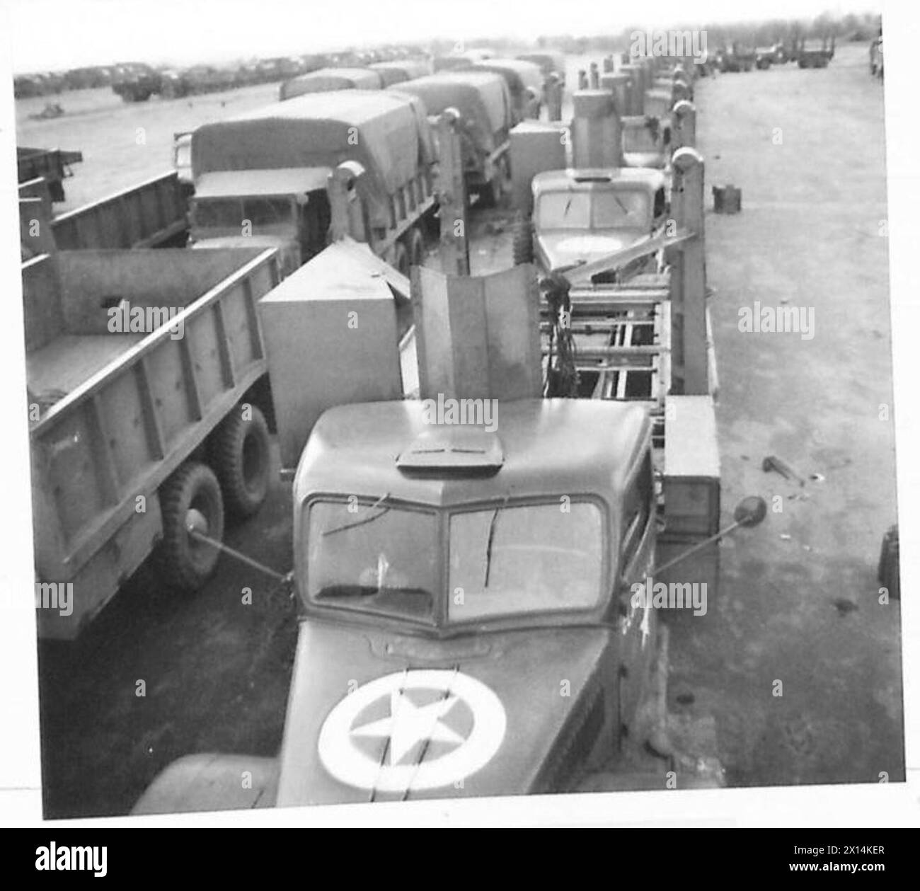 Una linea di camion specializzati trasporta solo attrezzature di collegamento designate in preparazione alle operazioni di attraversamento del Reno da parte del 21st Army Group britannico. Foto Stock