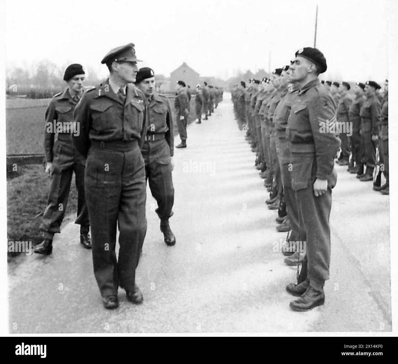 Un generale ispeziona la Guardia d'Onore del 144th Royal Armoured Corps mentre serve con il 21st Army Group dell'esercito britannico. Foto Stock
