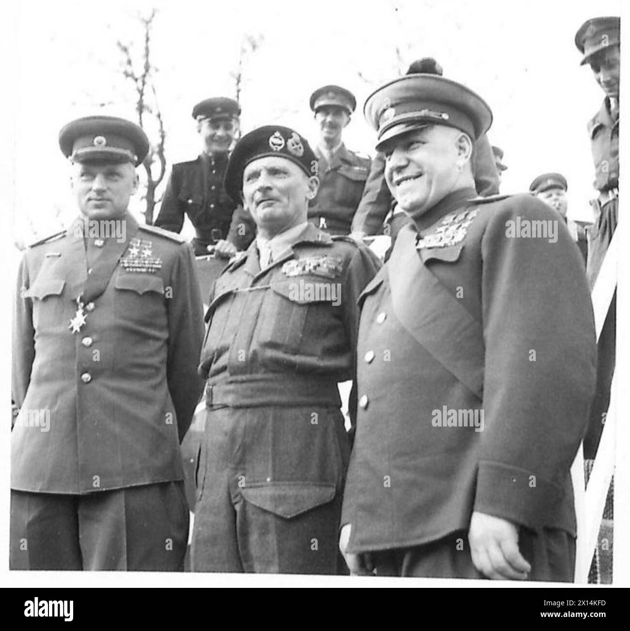Il feldmaresciallo Montgomery conferisce ai generali russi presso la base di saluto durante una cerimonia di investitura sotto la supervisione del 21st Army Group dell'esercito britannico. Foto Stock
