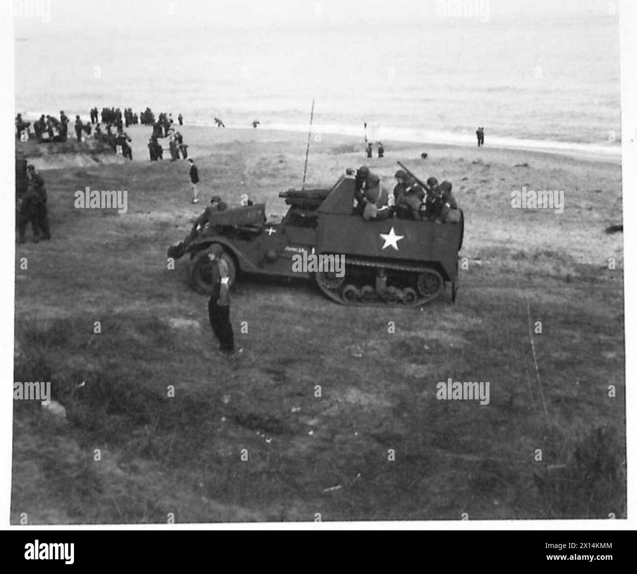 Le truppe americane della 34th Infantry Division si trovano vicino ad un cacciacarri M3 Gun Motor Carriage con cannone da 75 mm dopo essere atterrati sulla spiaggia di Surcouf ad est di Algeri il 9 novembre 1942. Foto Stock
