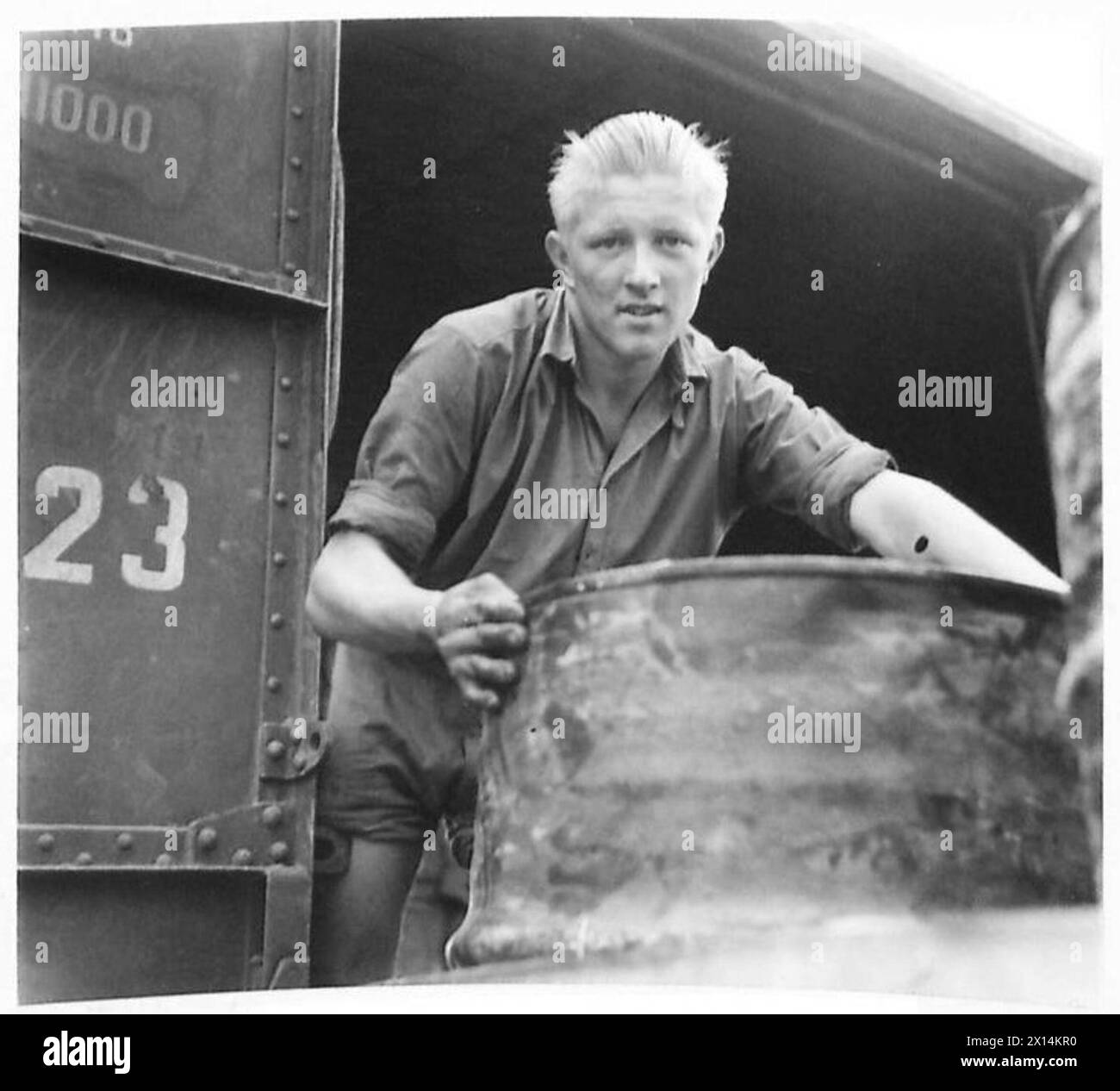 Vili Leban, 20 anni, di Goritzia, Jugoslavia, lavora per lunghe ore in Italia sotto i lavori forzati, ripagando i tedeschi per le atrocità belliche. Foto Stock