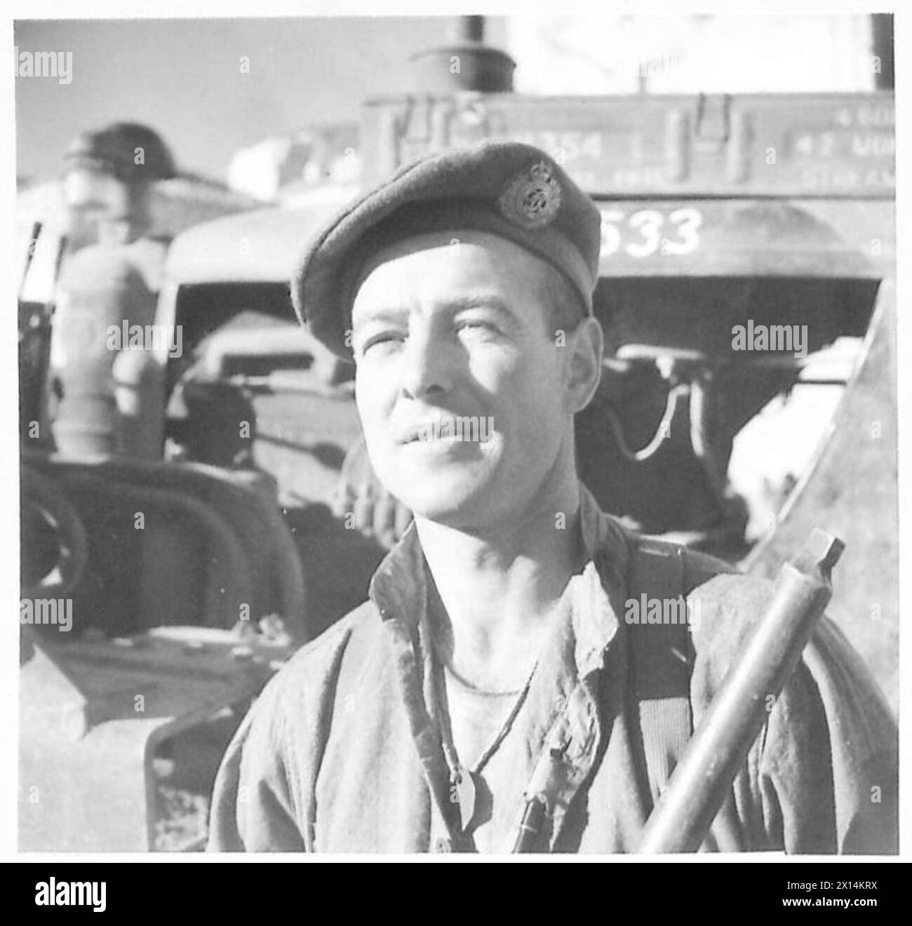 Sapper M.C. McHaughton dei Royal Canadian Engineers gestisce un bulldozer per eliminare i relitti a Ortona, avendo vinto la medaglia militare durante l'attraversamento del fiume More, illustrando il supporto ingegneristico e di combattimento nelle operazioni urbane. Foto Stock