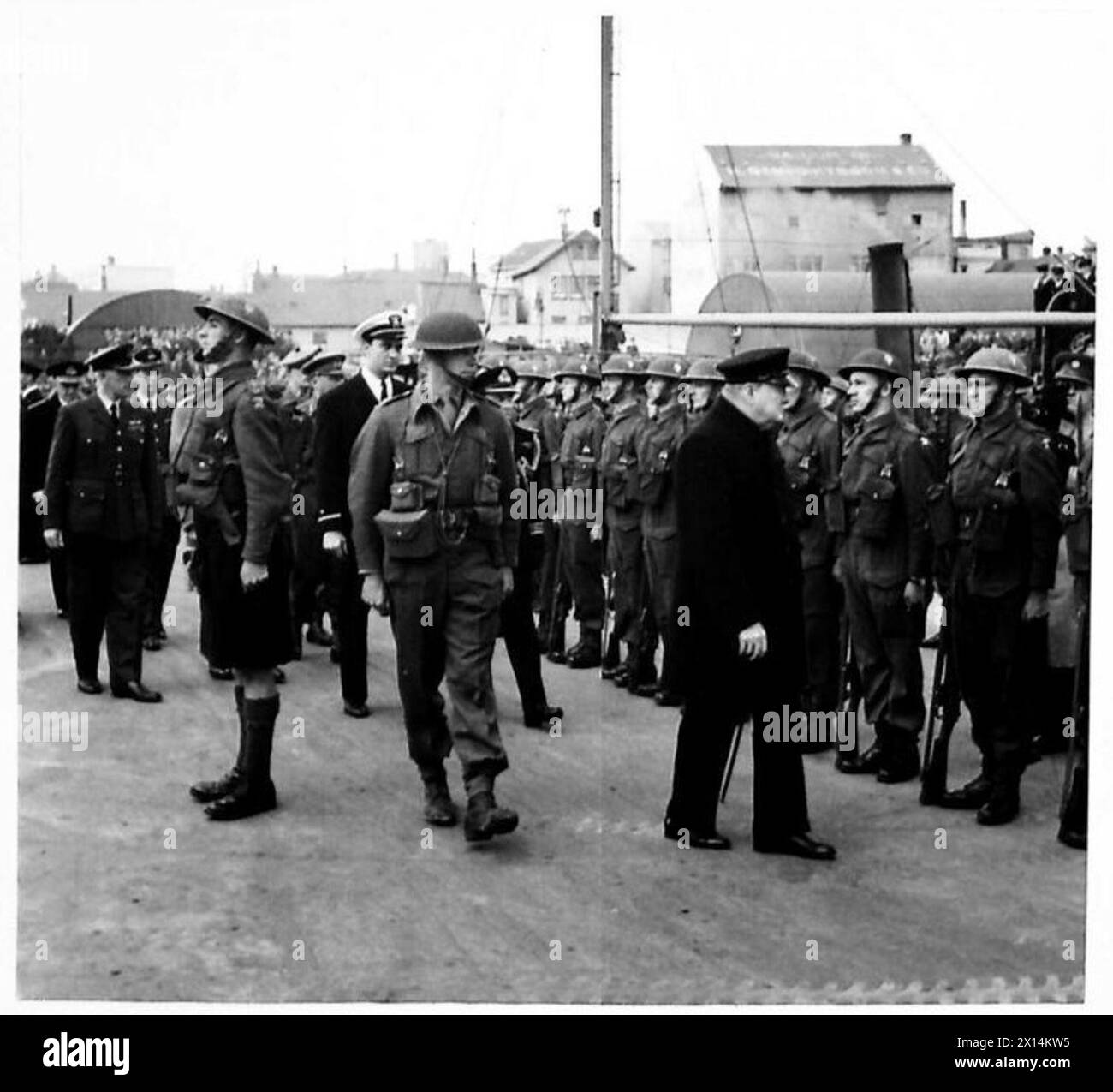 Il primo ministro ispeziona una Guardia d'Onore sulla banchina di Reykjavik, in Islanda, durante le operazioni dell'esercito britannico. Foto Stock