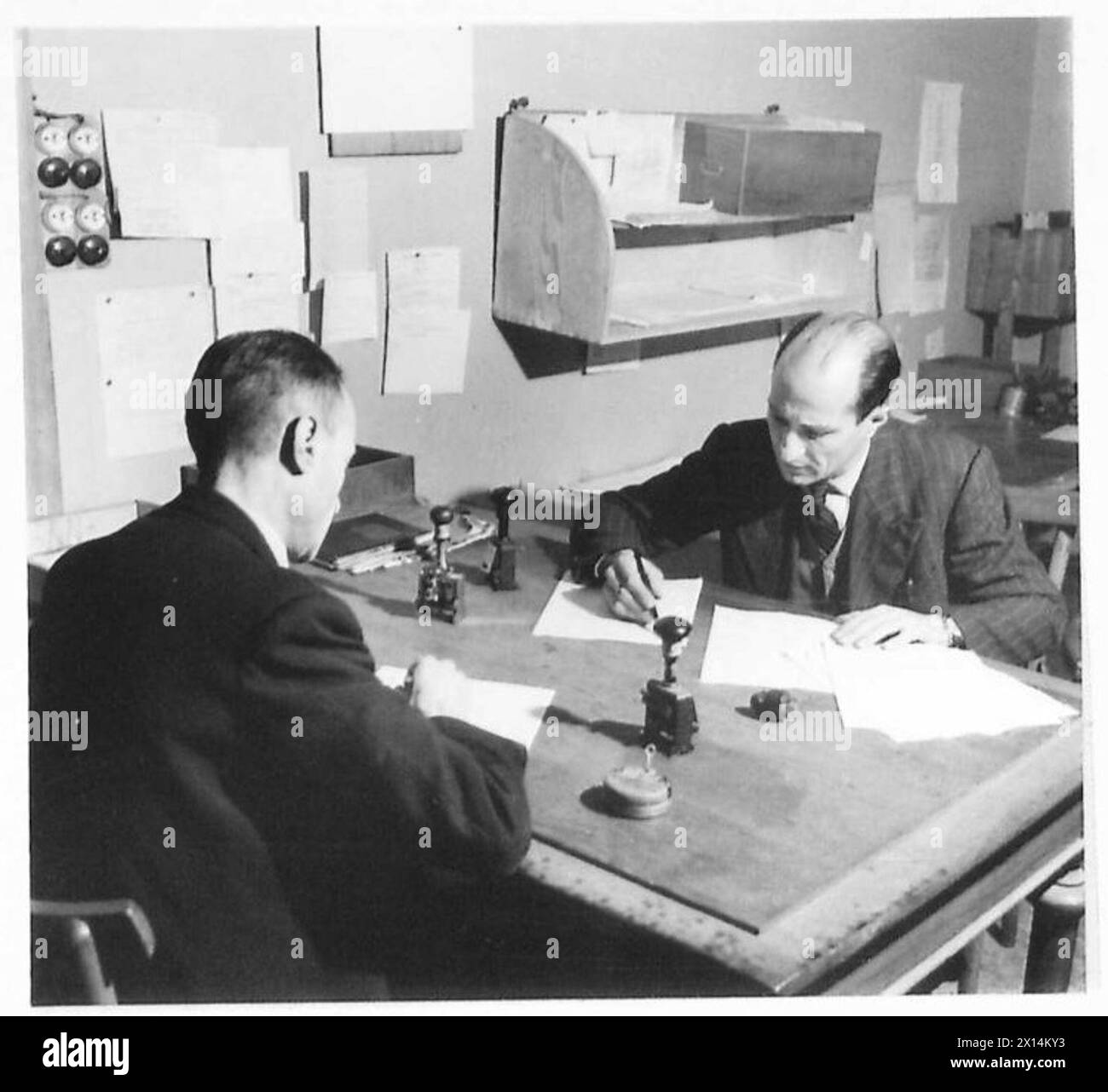 Nella sala Cable & Wireless, il personale dell'esercito britannico controlla e invia il numero di copie per garantire una comunicazione accurata dalla linea del fronte. Foto Stock