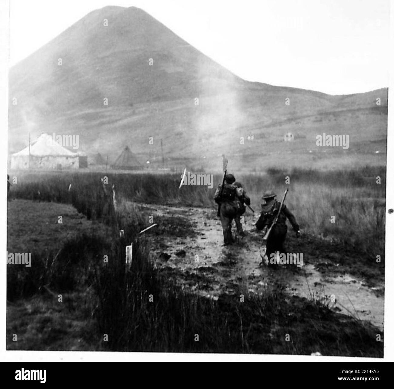 I cadetti della Royal Signals Officer Cadet Training Unit nel Lake District subiscono un addestramento scolastico basato su ostacoli. Foto Stock