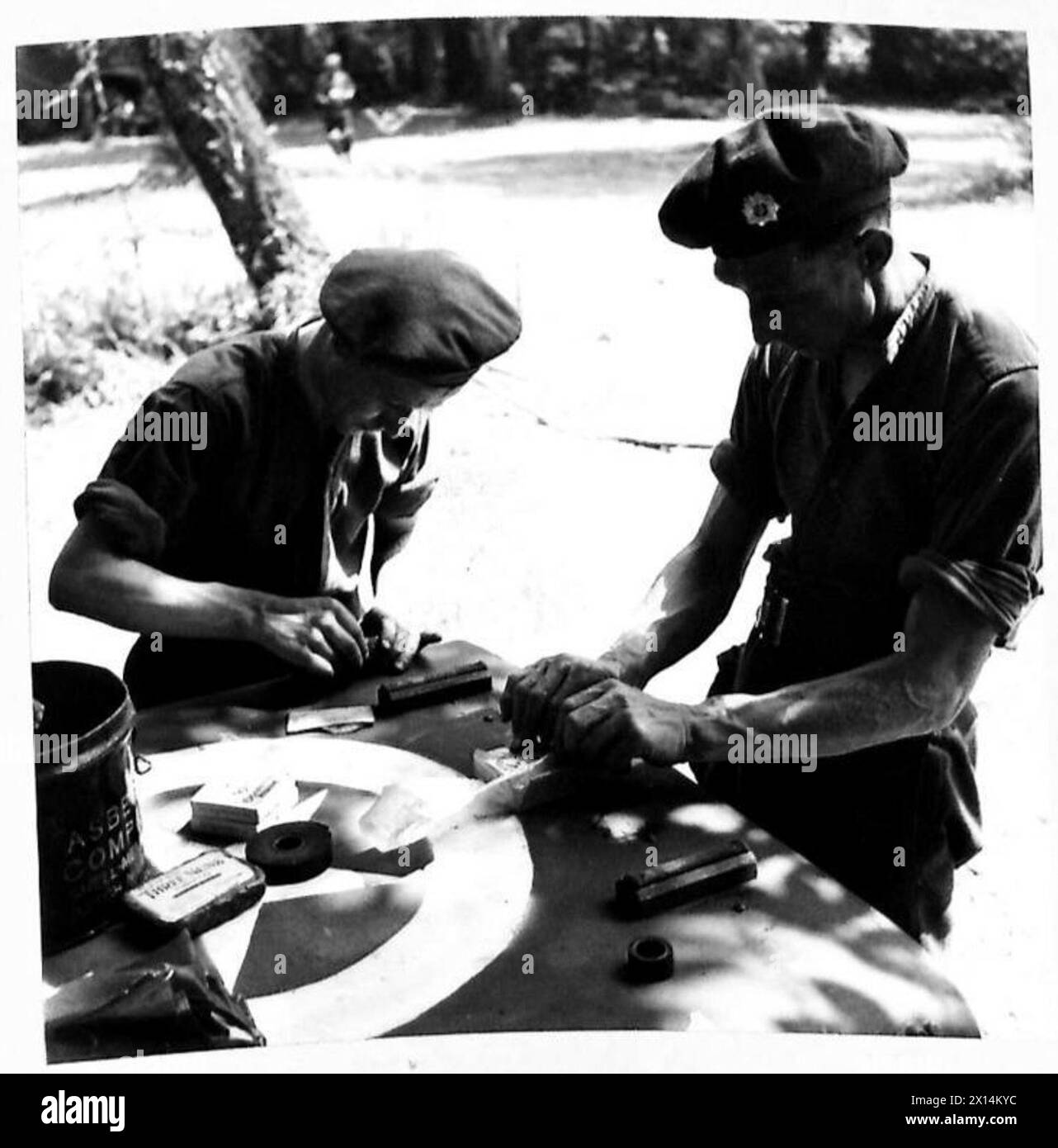 Le truppe si preparano all'invasione impermeabilizzando sigarette e tabacco per proteggere i rifornimenti durante le operazioni. Foto Stock