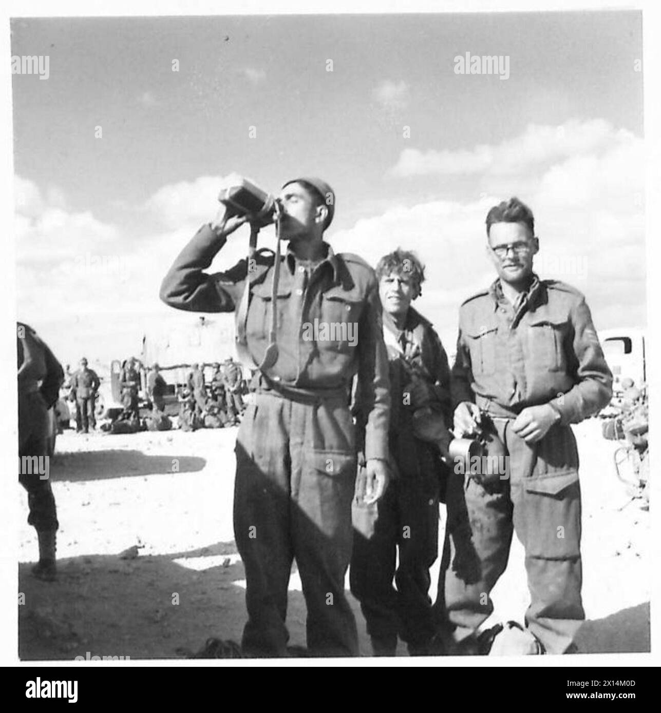 Il soldato T.J. Thompson è congratulato con i colleghi soldati della sua unità per un notevole successo nell'esercito britannico. Foto Stock