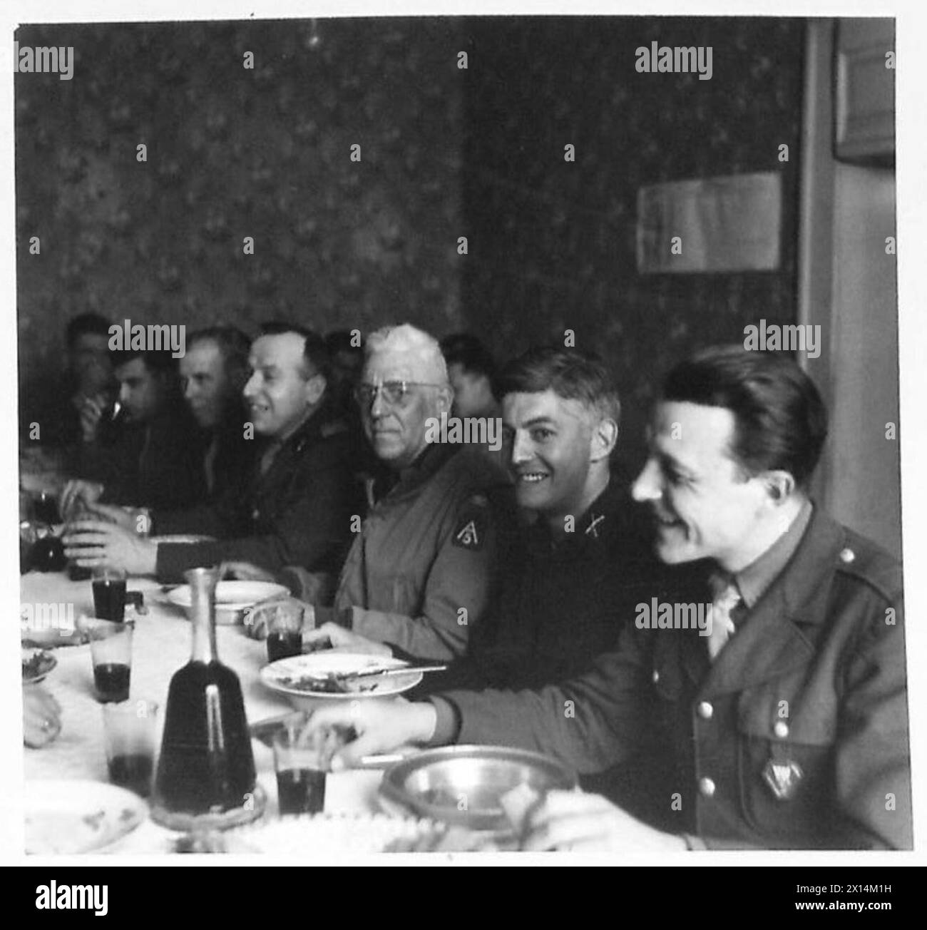 Gli ufficiali britannici, canadesi, americani e francesi socializzano presso la pasticceria del C.E.F. Field Security Officer durante le operazioni della seconda guerra mondiale in Nord Africa, Sicilia, Italia, Balcani e Austria. Foto Stock