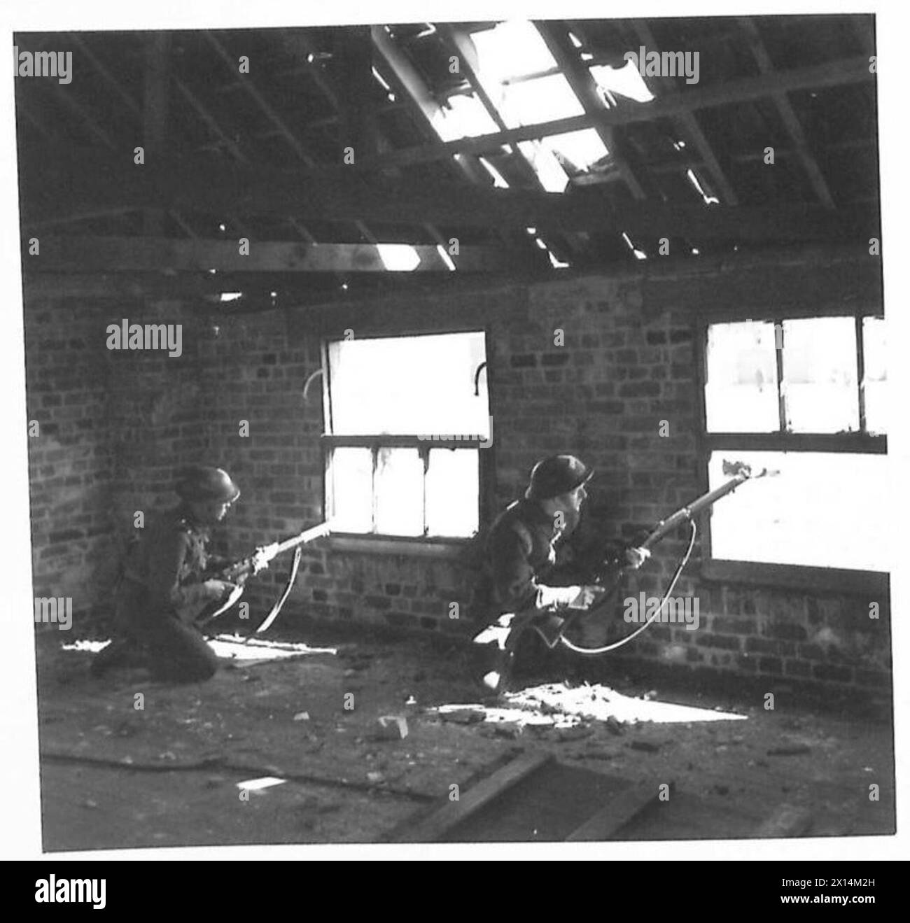 Le tattiche di Street Fighting sono praticate dal personale dell'esercito britannico in edifici abbandonati durante un'esercitazione simulando un attacco a una stazione ferroviaria. Foto Stock