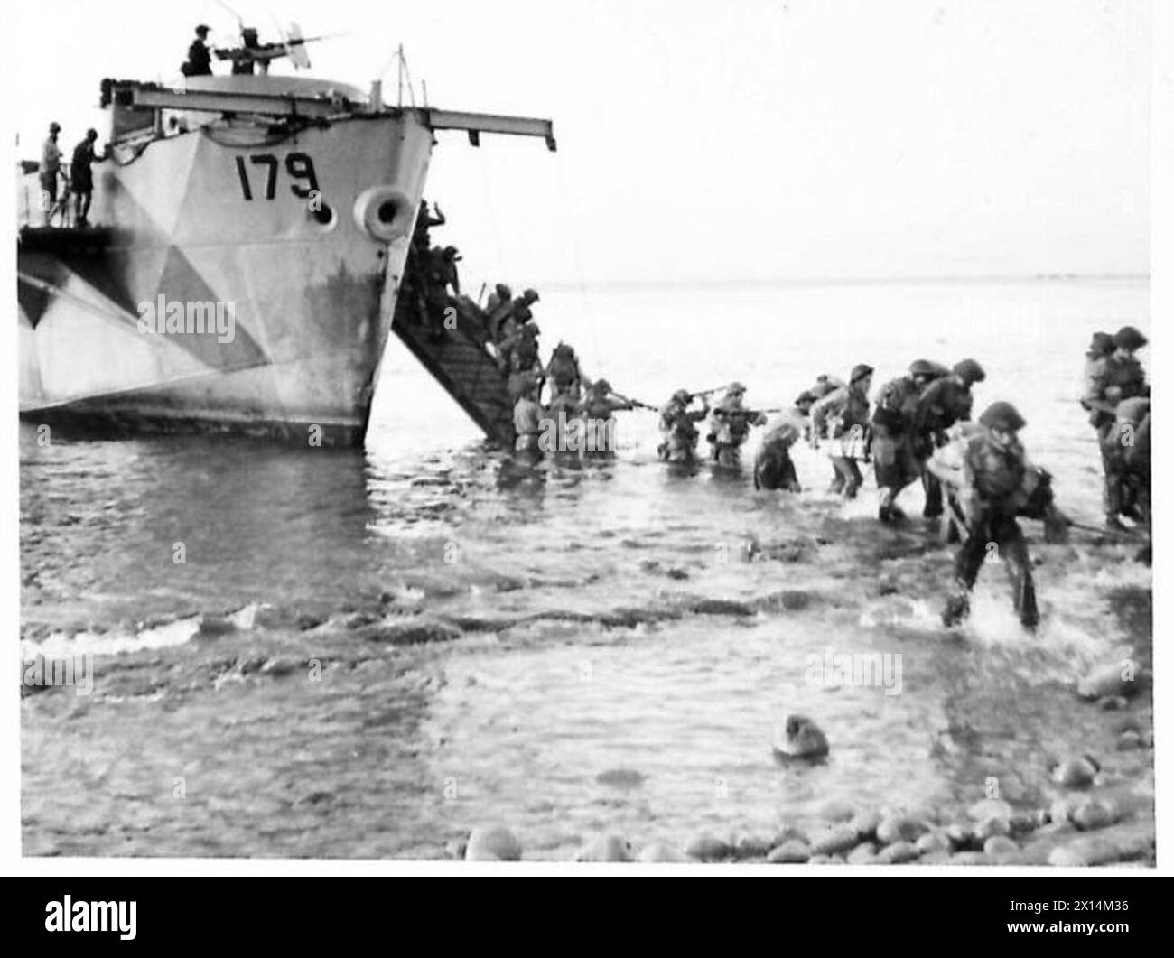 Le truppe di fanteria atterrano da un mezzo da sbarco a Cassibile durante l'invasione della Sicilia, eseguendo un assalto anfibio. Foto Stock