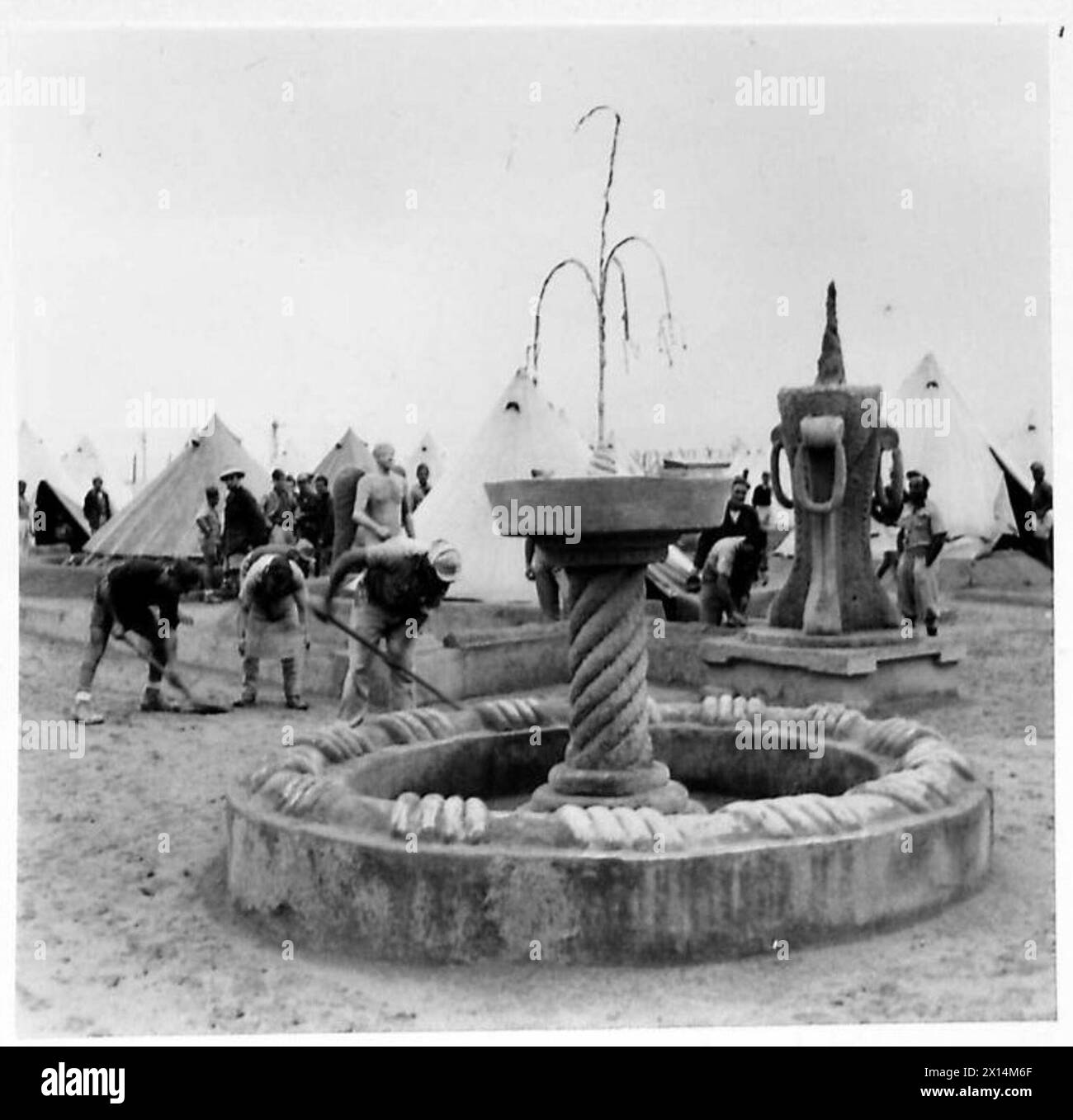 I prigionieri in un campo di prigionia italiano crearono fontane decorative utilizzando il filo per simulare l'acqua corrente, nonostante l'assenza di acqua reale. Foto Stock