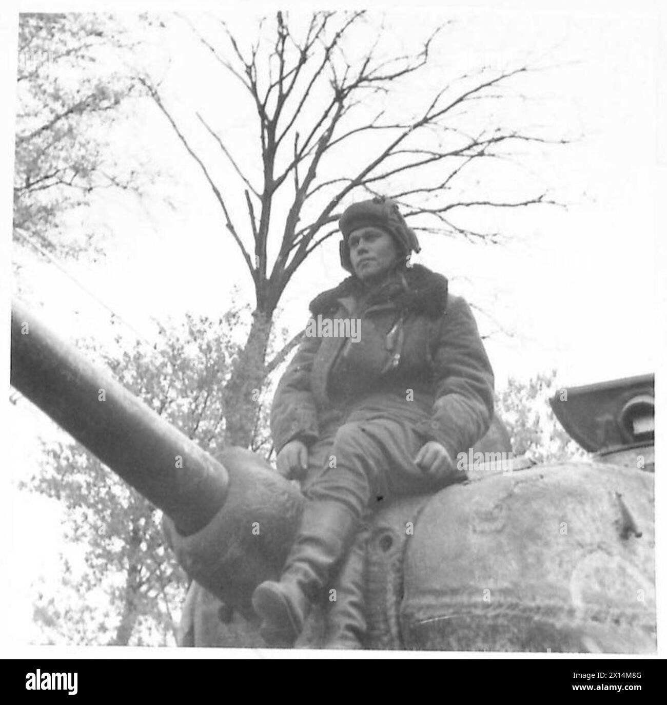 Le truppe britanniche incontrano le forze russe, con un soldato sovietico di 22 anni che ha combattuto a Stalingrado riposando su una torretta di carri armati durante il collegamento, British Army, 21st Army Group. Foto Stock