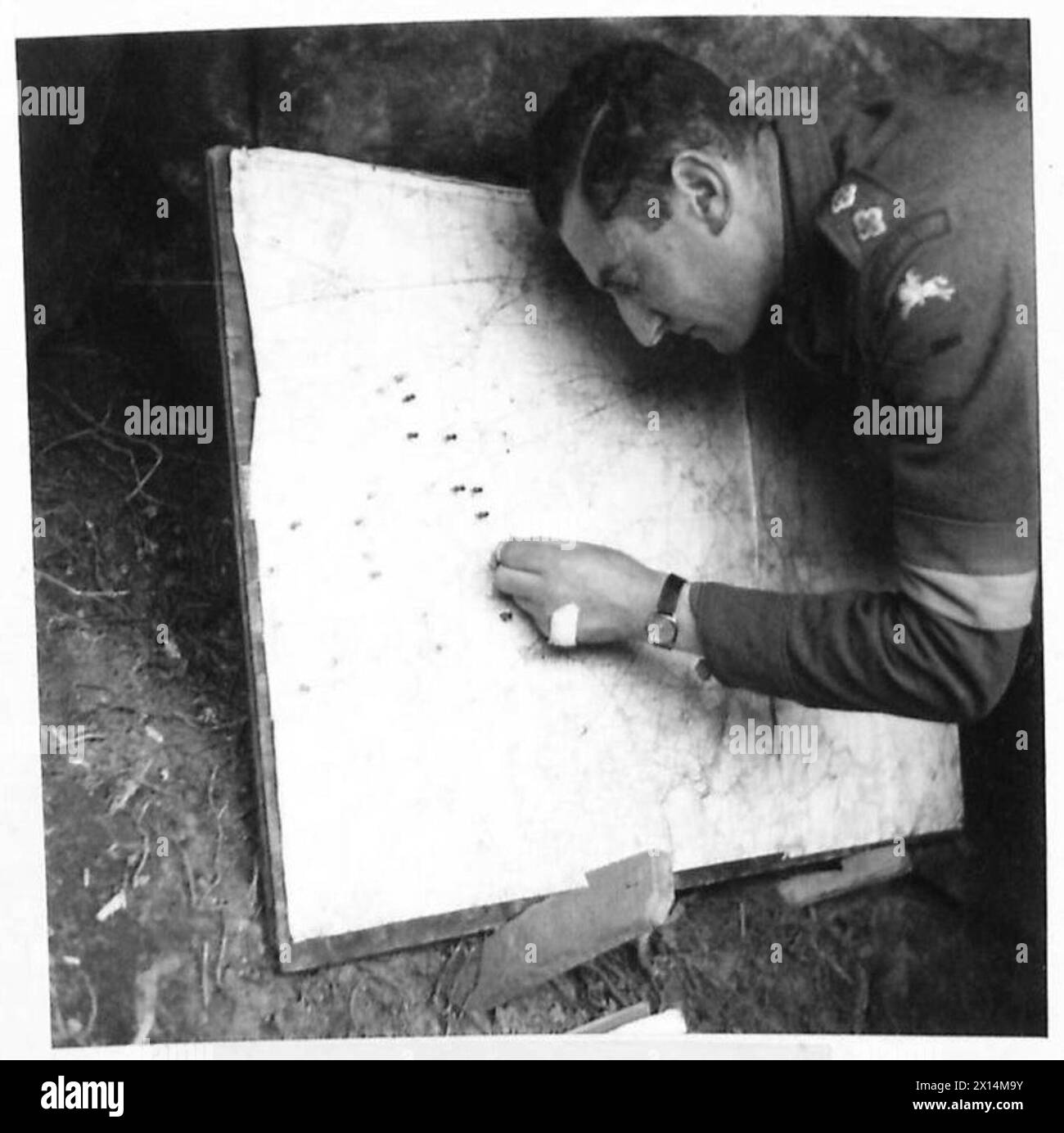 Batteria di artiglieria reale in azione, usando una mappa per localizzare le posizioni nemiche. 8 Corps, British Army, 21st Army Group, coinvolto in operazioni di combattimento. Foto Stock