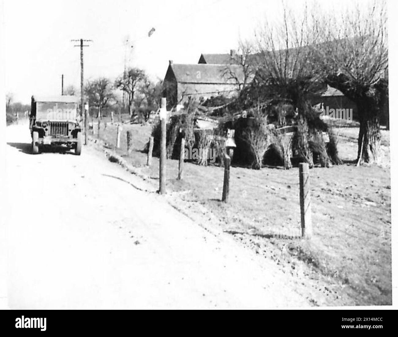 PREPARATIVI PER LA BATTAGLIA SUL RENO - auto corazzate mimetizzate dal lato strada dell'esercito britannico, 21st Army Group Foto Stock