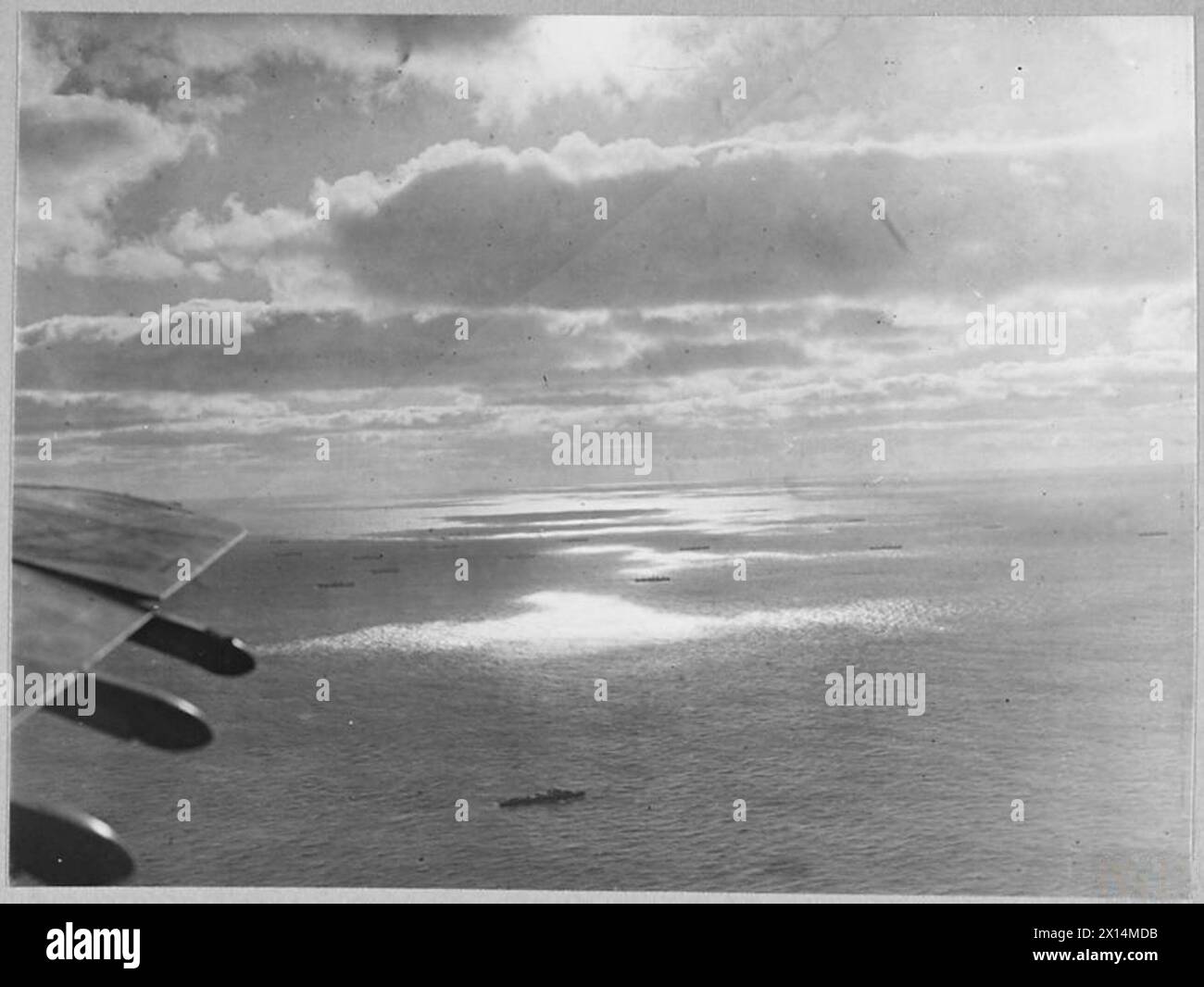 Un CAMERAMAN VA CON 'Q FOR QUEENIE' IN PATTUGLIA CONVOGLI - 6564 (foto rilasciata nel 1942) per diverse ore pattugliiamo il convoglio, che si estende per diverse miglia sull'oceano. Ora la sera è alle porte e abbiamo raggiunto i limiti prudenti della nostra benzina. Siamo sollevati, quindi fate il nostro ultimo sondaggio al calare del sole .... E preparate la rotta per la Royal Air Force di casa Foto Stock