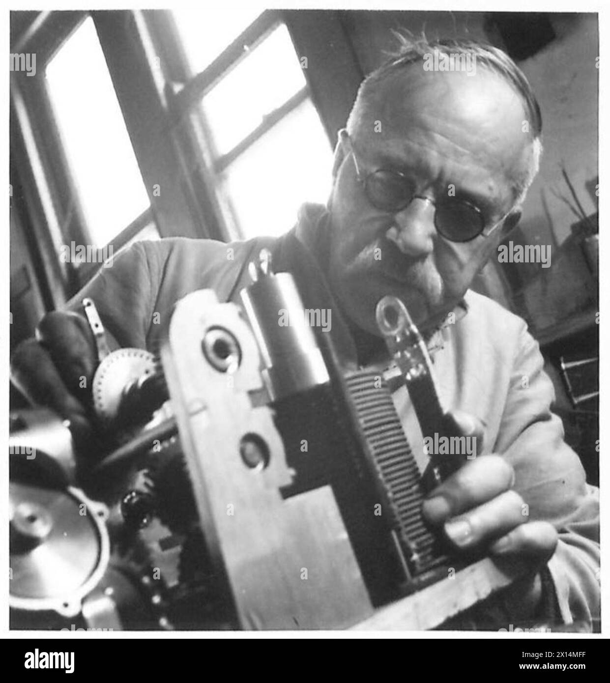 H.W. Hayden, 73 anni di Portsmouth, ha lavorato nelle officine REME dopo 38 anni di servizio nei cantieri H.M., ritirandosi come caposquadra di montatori elettrici. Foto Stock