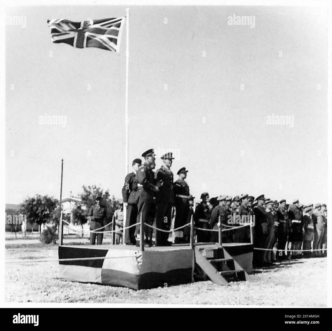 L'ufficiale generale comandante in capo in Grecia ispeziona una parata del 2° battaglione, i Royal Fusiliers, compresa la presentazione dei colori e un passato di marzo. Foto Stock