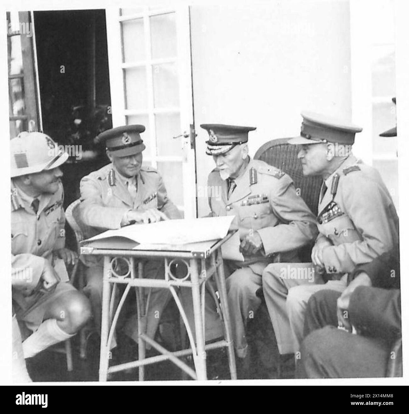 Il generale Smuts e il tenente generale Cunningham, insieme agli ufficiali di stato maggiore, sono alla Government House in Kenya per rivedere le mappe e pianificare le operazioni militari. Foto Stock