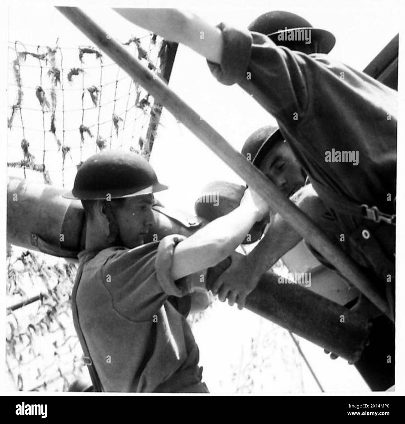 La carica esplosiva di una pistola di difesa costiera viene rimossa dal suo contenitore come parte delle procedure operative. Foto Stock