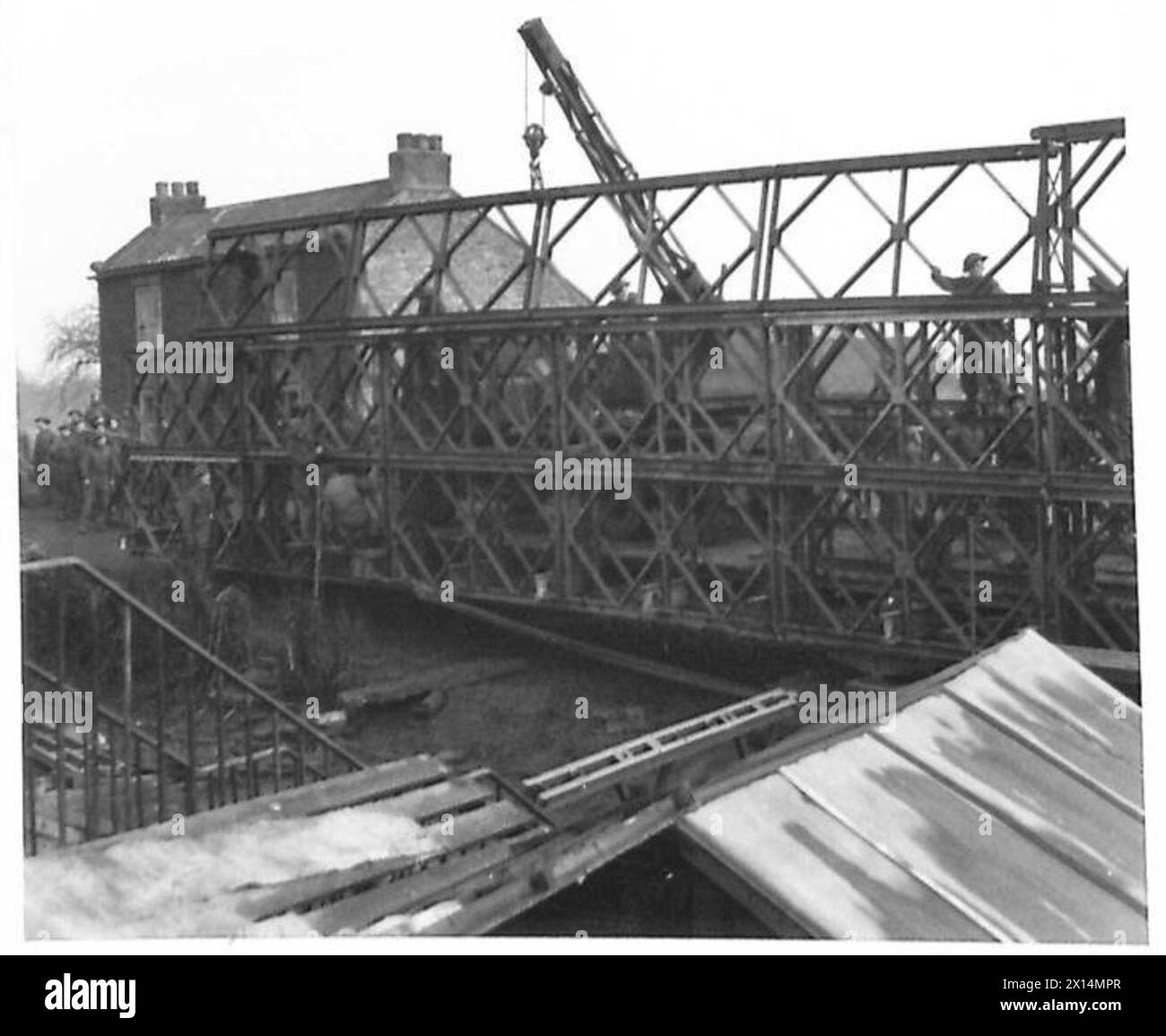Gli ingegneri costruiscono un ponte Bailey, un ponte portatile prefabbricato utilizzato per fornire passaggi temporanei per veicoli militari e personale. Foto Stock