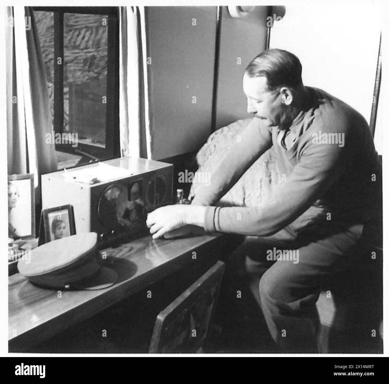 Un generale ascolta la trasmissione radiofonica del "programma delle forze", rimanendo informato sulle notizie da casa, riflettendo il legame tra la leadership militare e il morale delle truppe sotto il suo comando in Italia. Foto Stock