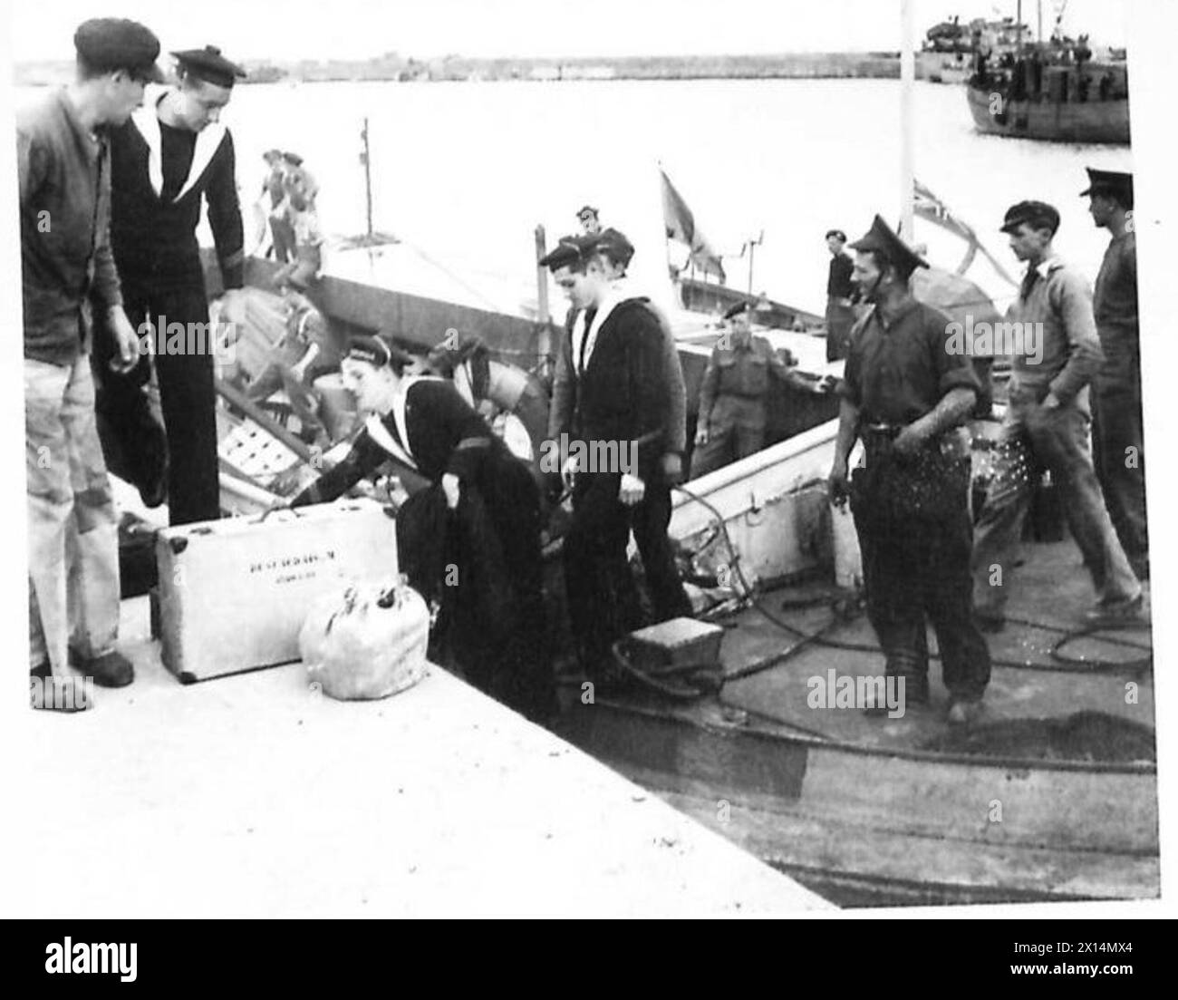 I marinai francesi di una nave ancorata al largo di Port-en-Bessin posero piede sul suolo francese il 10 giugno 1944 sotto l'esercito britannico e la marina francese. Foto Stock