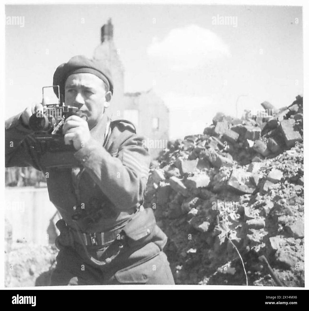 Il sergente A.C.D. Laing, cameraman del D-Day, è raffigurato ad Arnhem, illustrando la documentazione militare e la registrazione visiva durante le operazioni. Foto Stock
