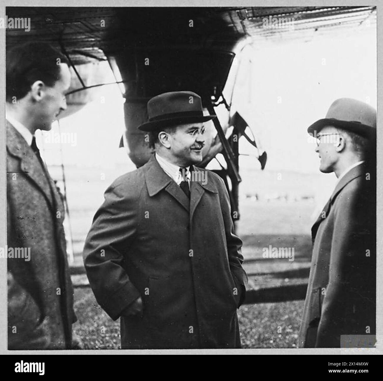 LA ROYAL AIR FORCE IN GRAN BRETAGNA 1940-1945 - MOLOTOV con il suo interprete russo, M. PAPOV. (Foto rilasciata nel 1942) , Royal Air Force Foto Stock