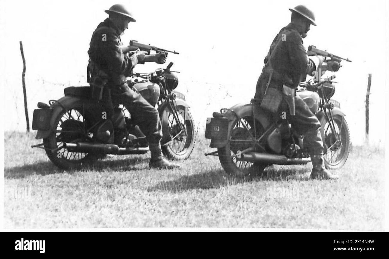 I membri del 6th Battalion, i Royal Scots Fusiliers, sono mostrati a Frinton. I motociclisti sono armati di mitragliatrici mentre eseguono manovre, dimostrando le operazioni dell'esercito britannico durante questo periodo. Foto Stock