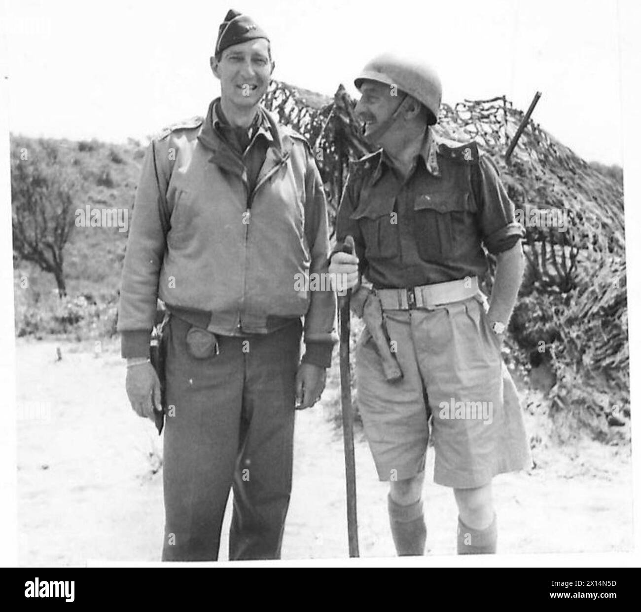 Il generale Clark visita le truppe britanniche alla testa di ponte di Anzio con il maggior generale Hawkesworth, comandante della i Divisione. Foto Stock Il generale Clark visita le truppe britanniche alla testa di ponte di Anzio con il maggior generale Hawkesworth, comandante della i Divisione. Foto Stock