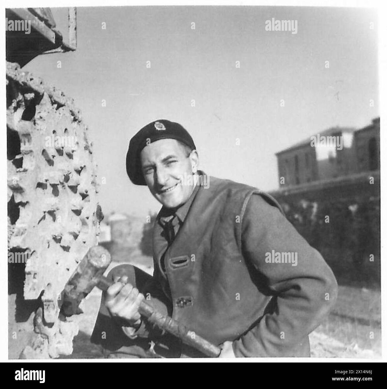 Trooper B.W. Ewart, 39 anni, in servizio con il 19th Armoured Regiment della New Zealand Division, lavora sui binari di un carro armato Sherman durante le operazioni dell'Ottava Armata. Foto Stock