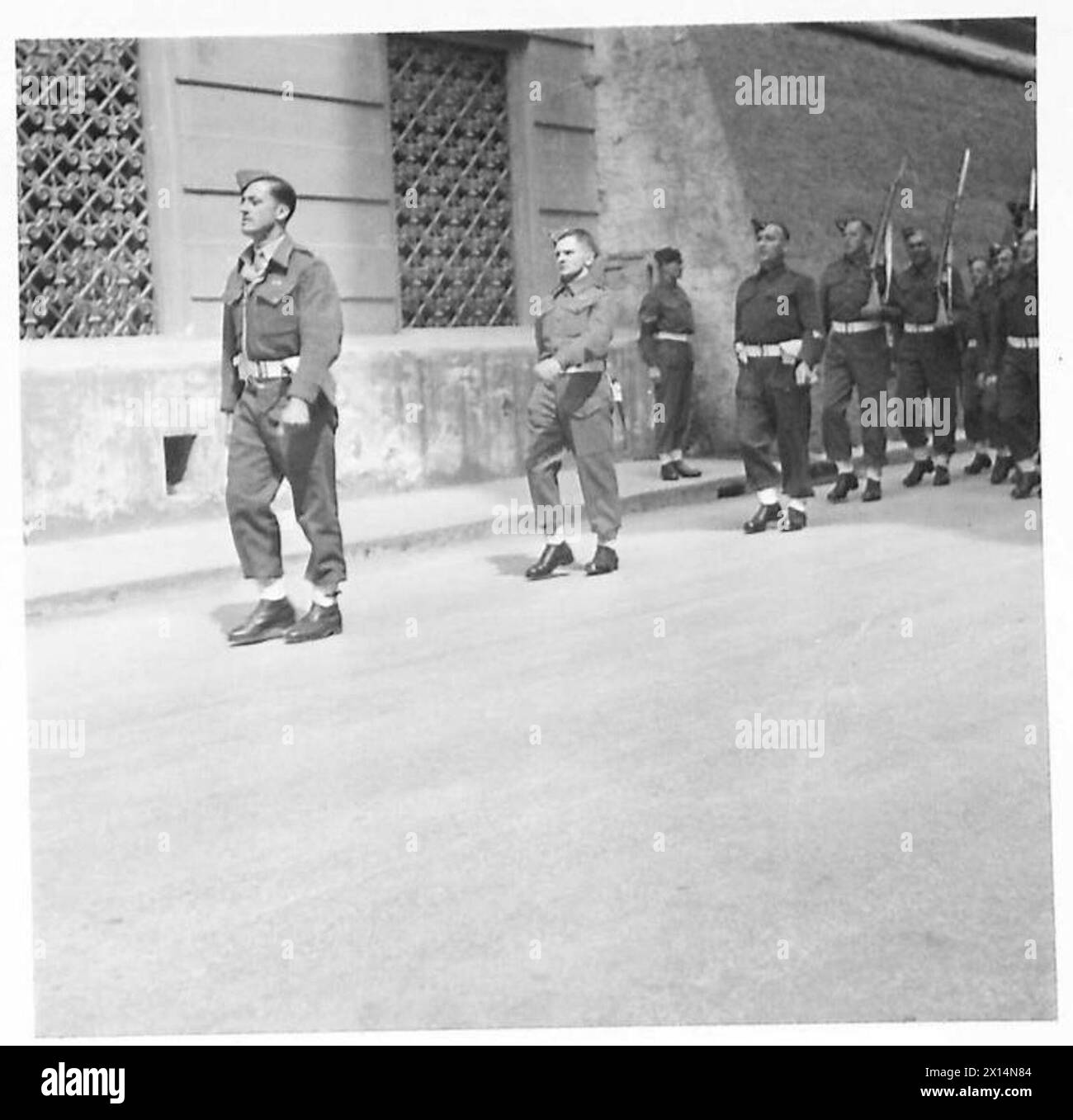 Thorburn privato marcia davanti a una base di saluto durante una cerimonia di presentazione della Medaglia George a Napoli con la sua unità. Foto Stock