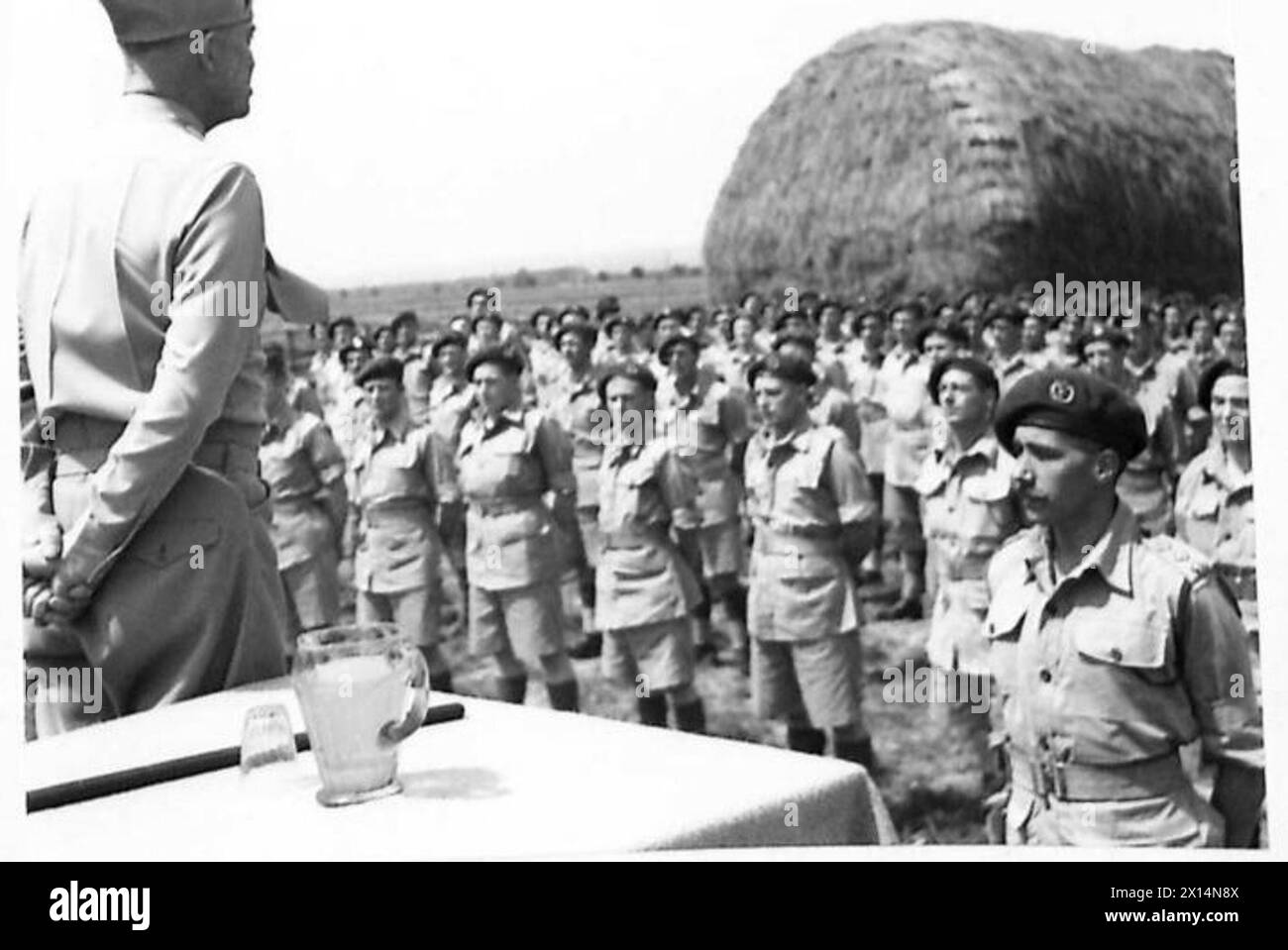 Il generale Eisenhower si rivolge e ringrazia i paracadutisti britannici per il loro servizio durante le prime fasi della campagna. Foto Stock