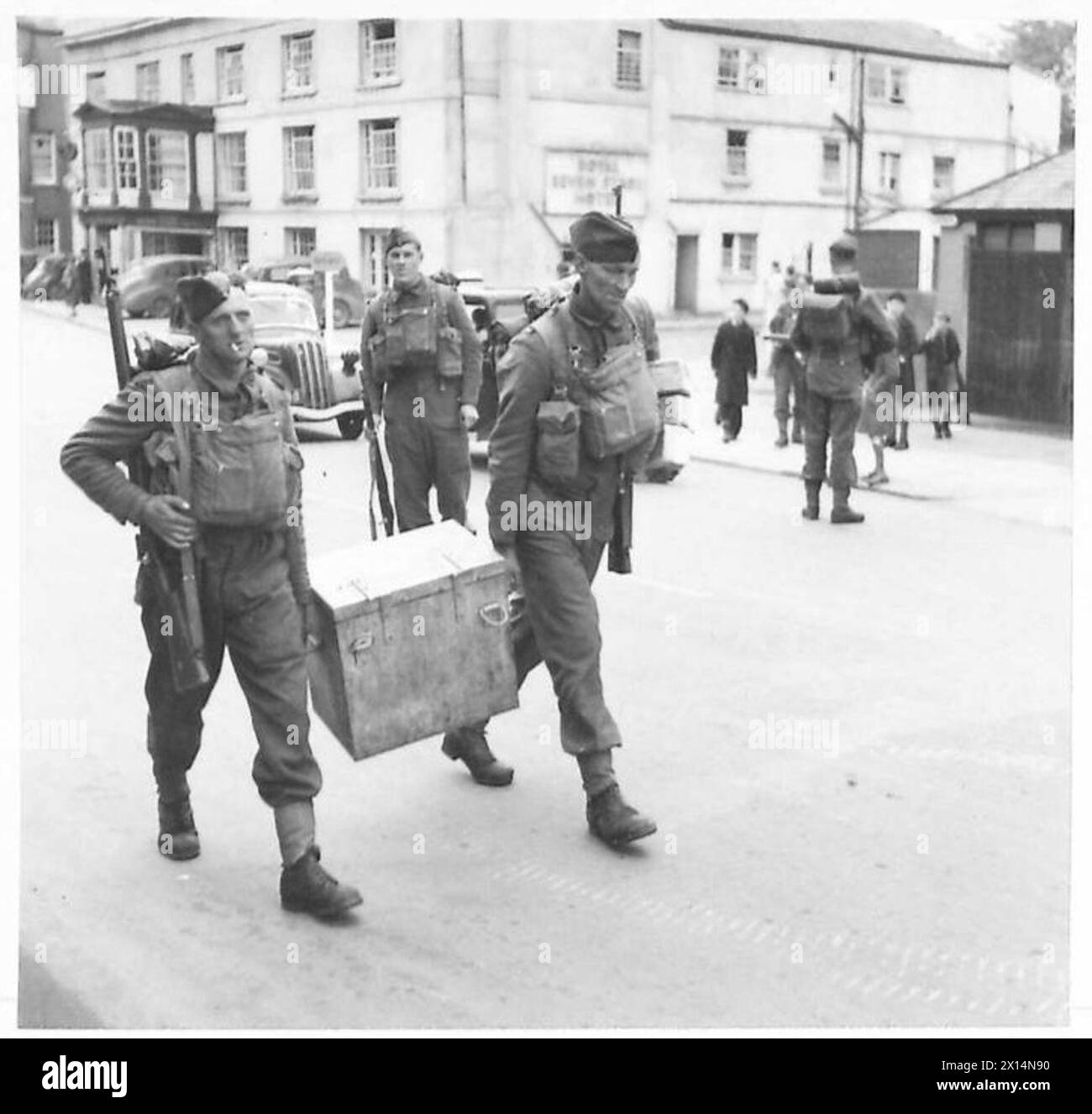 Le razioni delle truppe vengono trasportate in speciali contenitori termostatici durante un'esercitazione del Southern Command per mantenere il calore per periodi prolungati. Foto Stock