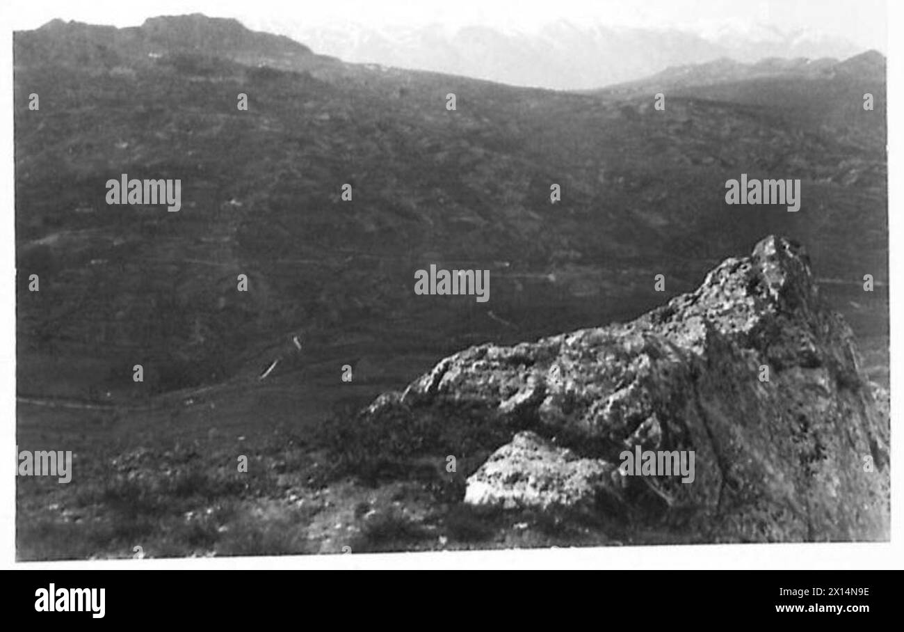 Nel settore di Pescopennataro, le forze nemiche mantengono la campagna di sinistra e le vette centrali, mentre le forze alleate controllano i villaggi di destra e il terreno in primo piano durante le operazioni dell'esercito britannico. Foto Stock