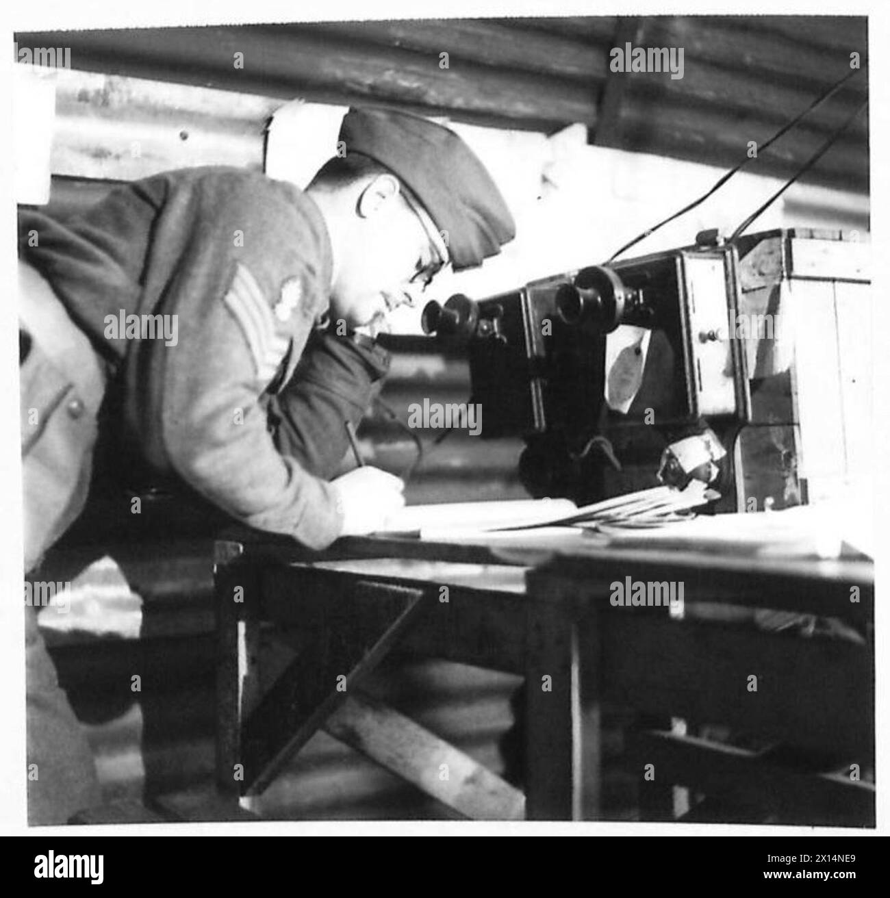 Il sergente Gresham risponde alle richieste telefoniche presso l'Ufficio trasporti ferroviari in Nord Africa, sostenendo le operazioni dell'esercito britannico. Foto Stock
